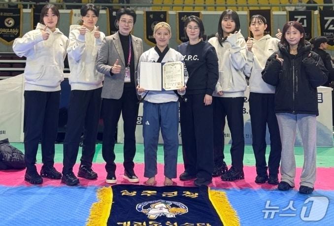 본문 이미지 - 성주군청 태권도 선수단원들이 세계품새선수권대회 국가대표로 선발된 유승민 선수와 기념사진을 찍고 있다.(성주군 제공. 재판매 및 DB금지)/뉴스1