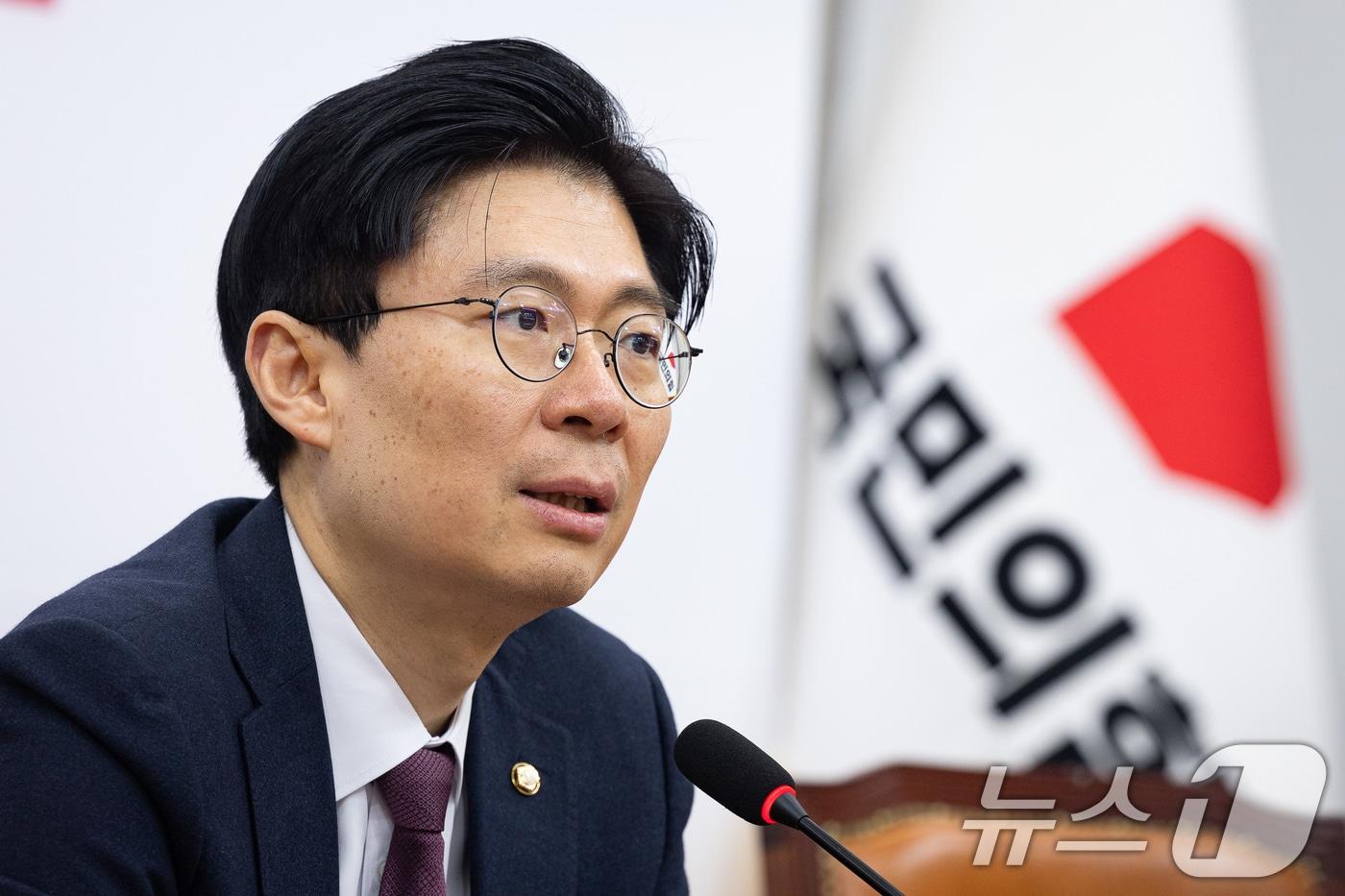 본문 이미지 - 조정훈 국민의힘 인재영입위원장이 4일 서울 여의도 국회에서 인재영입 발표를 하고 있다. 인재영입위가 발표한 5인은 이범석 신전대협 공동의장(99년생), 김철규 전 한동대 총학생회장(98년생), 소상공인 오승연 전 대통령 직속 국민통합위원회 청년마당 대표(91년생), 강아라 현 강단 스튜디오 대표이사(89년생), 이호석 한국 다문화정책 연구소 대표(98년생) 등이다. 2026.3.4 ⓒ 뉴스1 유승관 기자