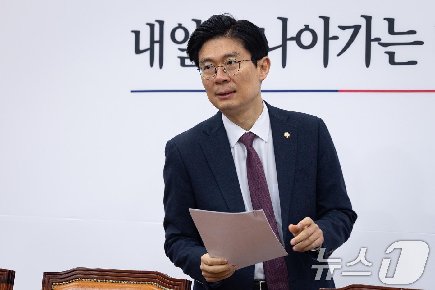 본문 이미지 - 조정훈 국민의힘 인재영입위원장이 2차 인재영입 발표를 위해 지난 4일 서울 여의도 국회 당대표회의실에 들어서고 있다. 2026.3.4 ⓒ 뉴스1 유승관 기자