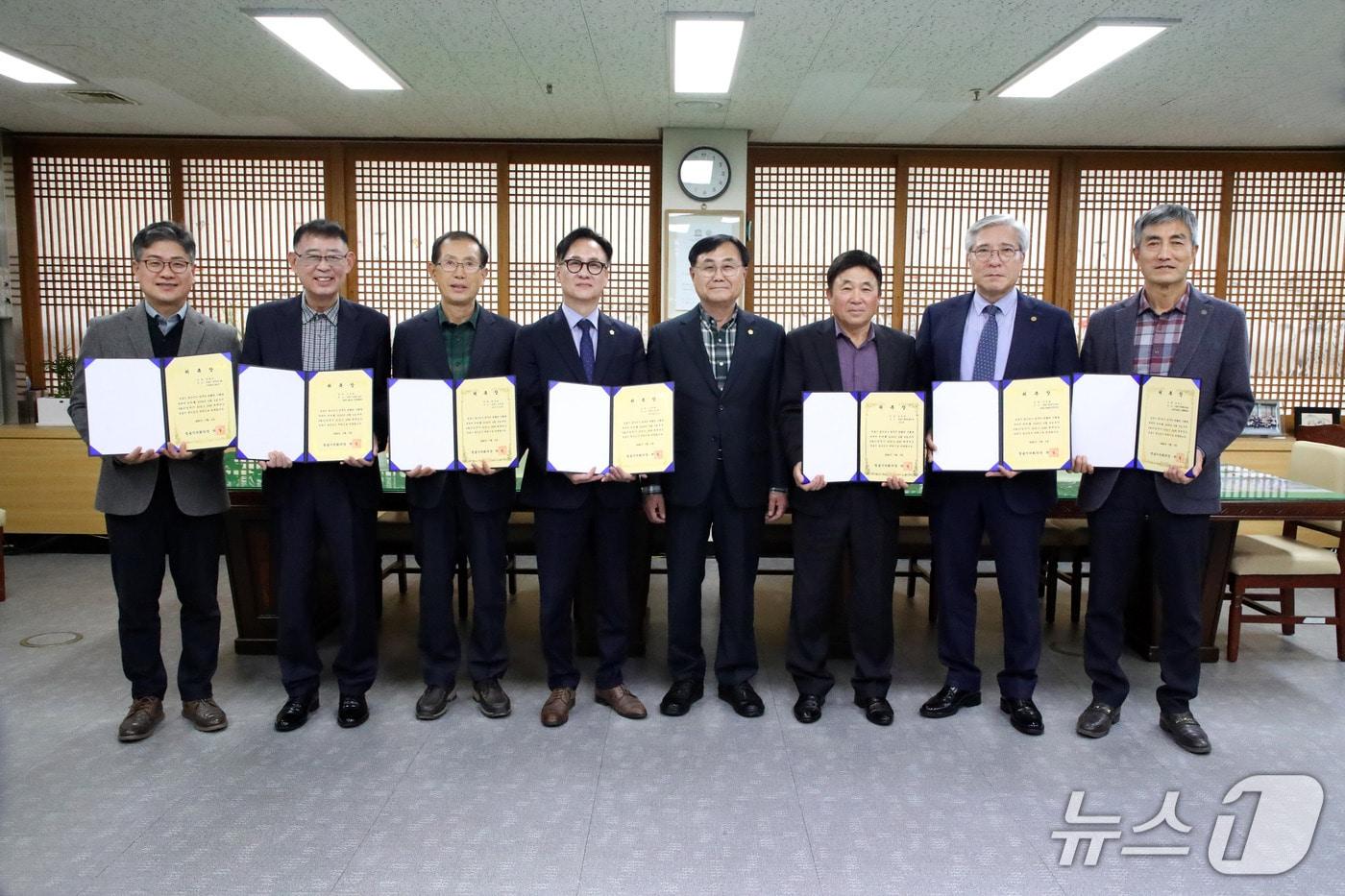 본문 이미지 - 전북 정읍시의회 2025 회견연도 결산검사위원들이 박일 의장과 기념 촬영을 하고 있다.(정읍시의회 제공. 재판매 및 DB금지)/뉴스1 