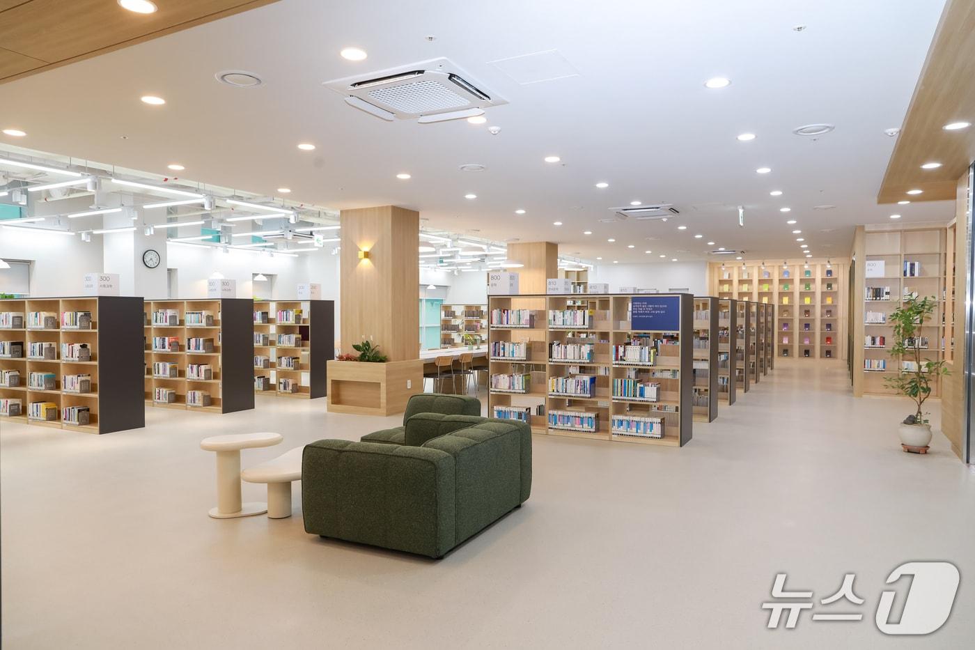 본문 이미지 - 옥천가양도서관 내부(옥천군 제공. 재판매 및 DB금지) 