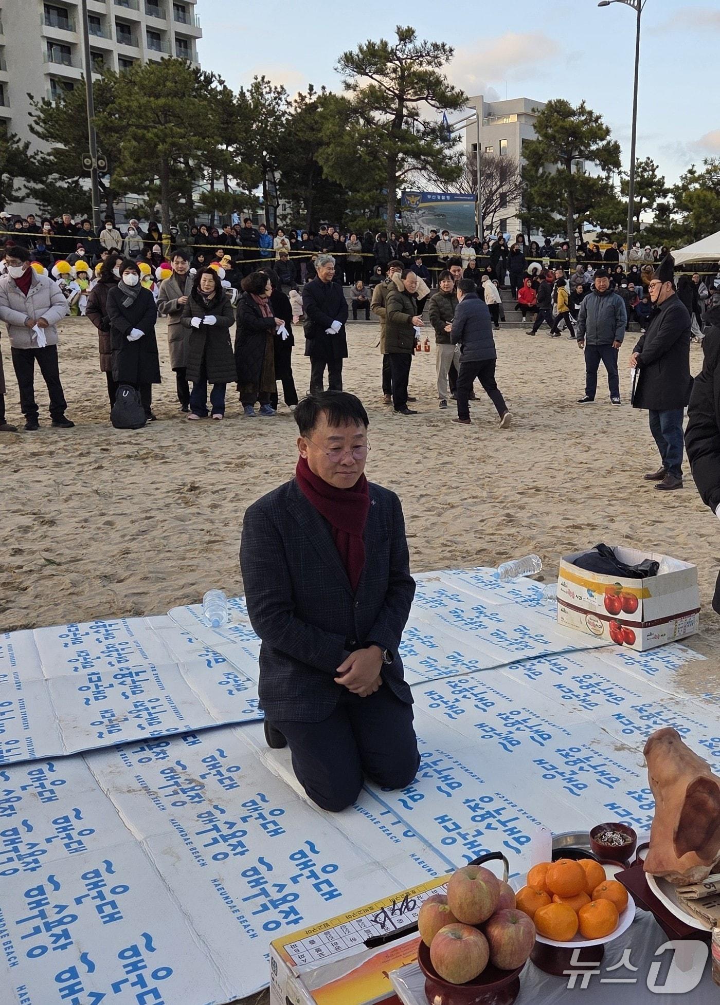 본문 이미지 - 정성철 의장이 해운대 정월대보름 달집태우기 행사에 참석해 시민 만사형통을 기원하고 있다.(해운대미래연합 제공. 재판매 및 DB금지)