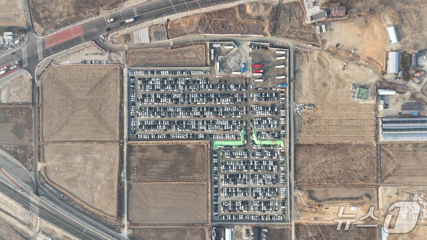 본문 이미지 - '용인반도체클러스터 일반산업단지' 근로자들의 차량을 수용하는 독성리 일원 거점 주차장 모습.(용인시 제공)