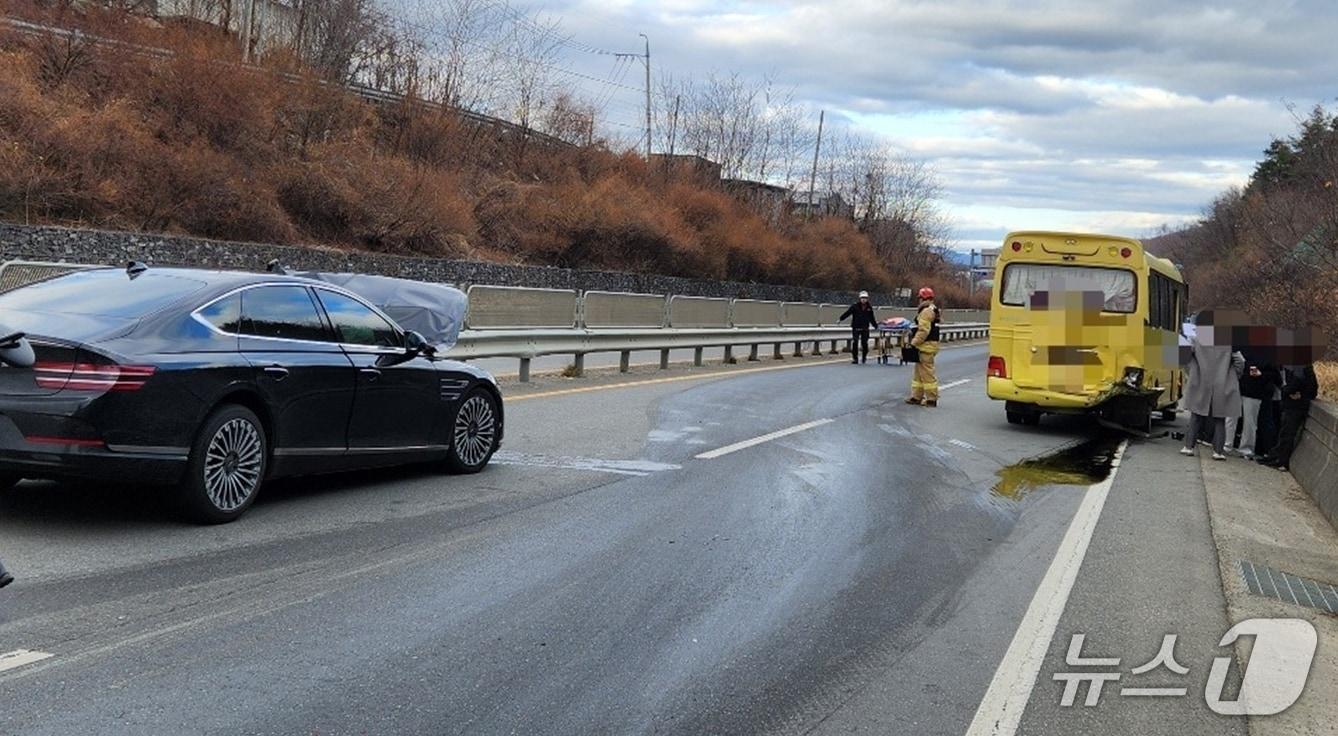 본문 이미지 - 3일 오후 4시 29분쯤 경북 성주군 용암면 문산교차로 인근에서 승용차가 앞서가던 초등학교 통학버스를 추돌하는 사고가 발생했다. (경북소방 제공. 재판매 및 DB금지)/뉴스1