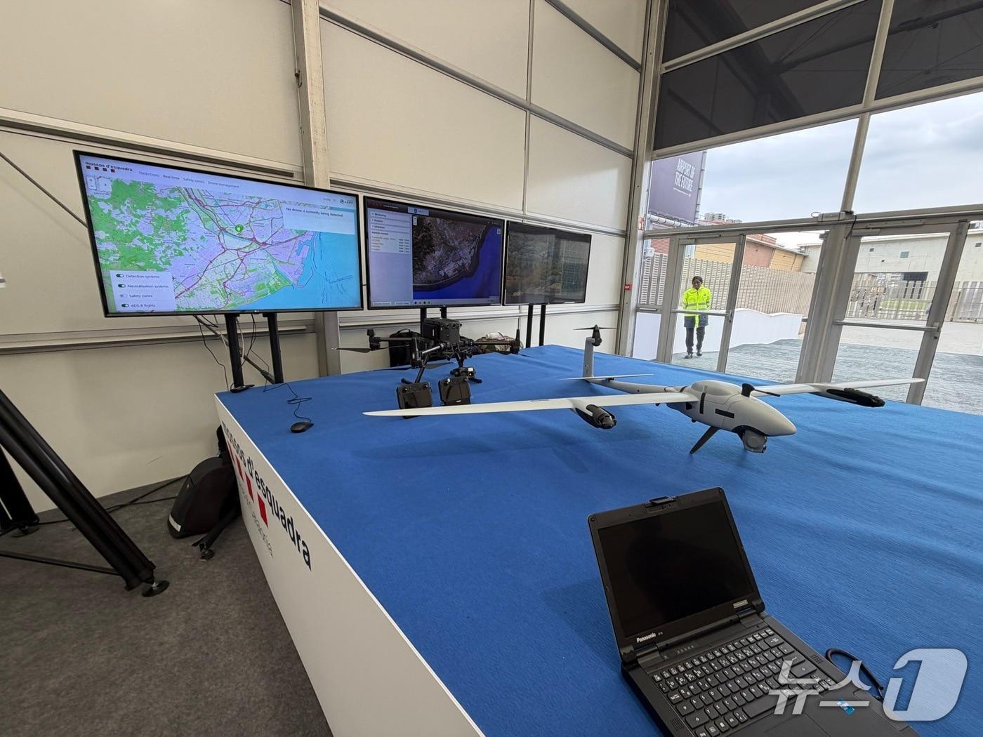 3일(현지시간) 스페인 바르셀로나에서 열린 월드 모바일 콩그레스(MWC26) '미래의 공항(The Future of Airport)'에 전시된 드론 대응 시스템. 2026.03.03/뉴스1