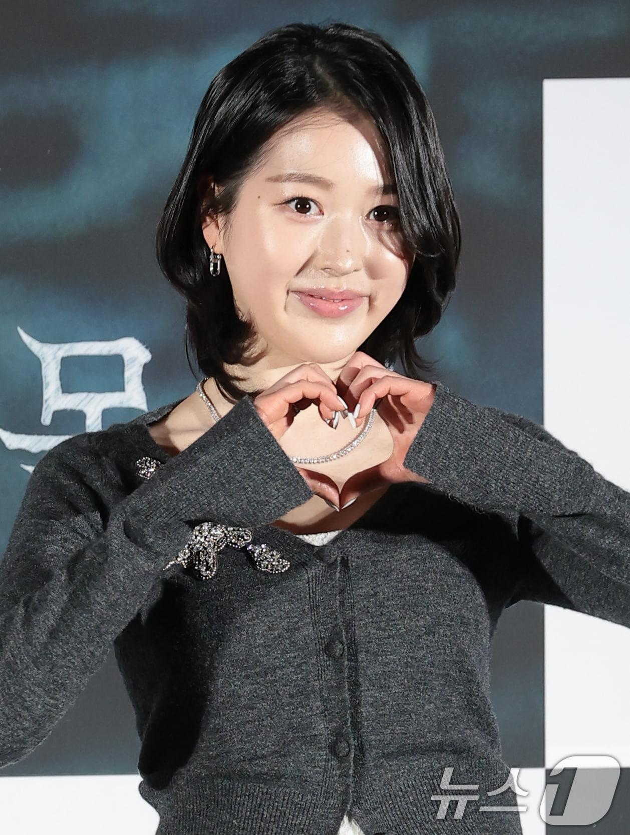 본문 이미지 - 배우 장다아가 4일 서울 용산구 CGV용산아이파크몰에서 열린 영화 ‘살목지’(감독 이상민) 제작보고회에 참석해 포즈를 취하고 있다. '살목지'는 살목지 로드뷰에 정체불명의 형체가 찍히고, 재촬영을 위해 저수지로 향한 촬영팀이 검고 깊은 물 속의 무언가를 마주하게 되면서 벌어지는 공포 영화다. 2026.3.4 ⓒ 뉴스1 권현진 기자