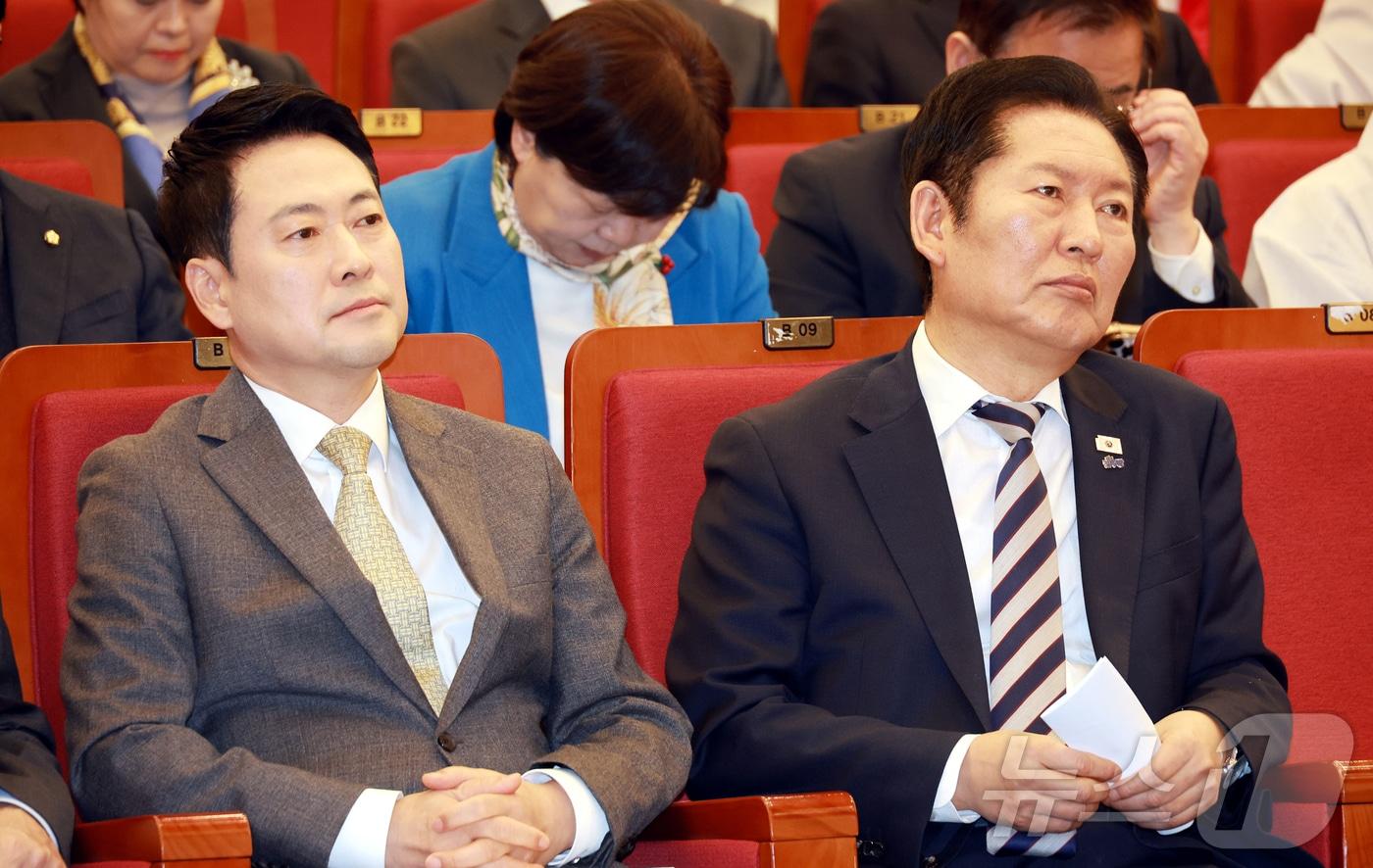 본문 이미지 - 정청래 더불어민주당 대표(오른쪽)와 장동혁 국민의힘 대표 (공동취재) 2026.3.4 ⓒ 뉴스1 이승배 기자