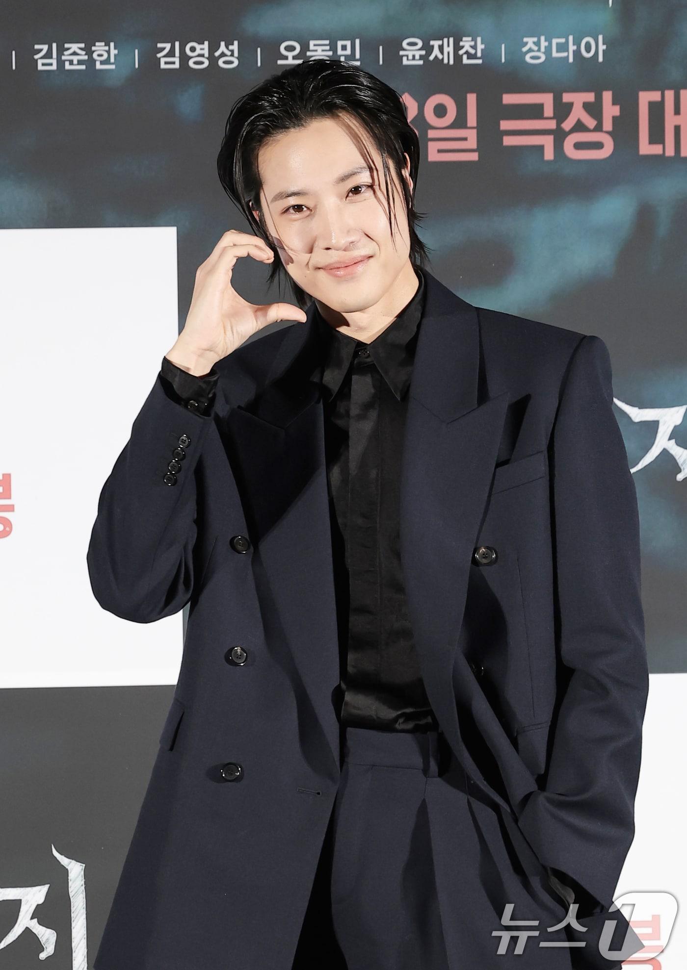 본문 이미지 - 배우 이종원이 4일 서울 용산구 CGV용산아이파크몰에서 열린 영화 ‘살목지’(감독 이상민) 제작보고회에 참석해 포즈를 취하고 있다. '살목지'는 살목지 로드뷰에 정체불명의 형체가 찍히고, 재촬영을 위해 저수지로 향한 촬영팀이 검고 깊은 물 속의 무언가를 마주하게 되면서 벌어지는 공포 영화다. 2026.3.4 ⓒ 뉴스1 권현진 기자