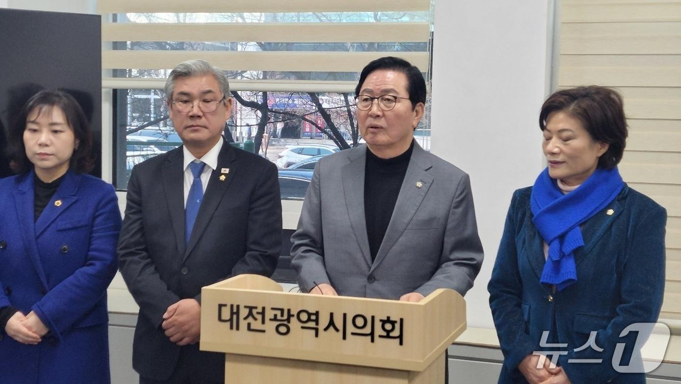 본문 이미지 - 장종태 의원이 4일 오전 대전시의회 기자실에서 통합과 관련해 기자회견을 하고 있다. (박종명 기자) / 뉴스1