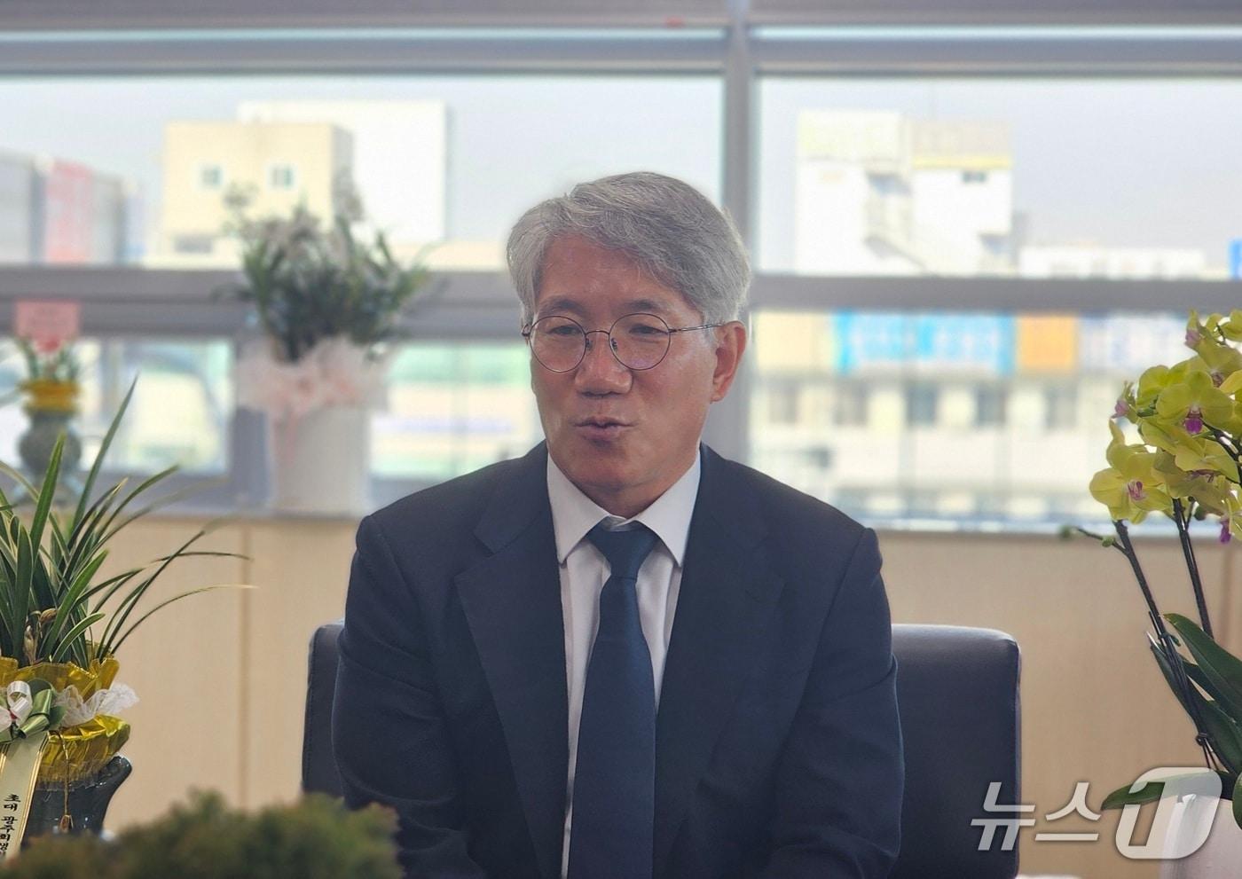 본문 이미지 - 김성주 초대 광주회생법원장이 4일 기자간담회에서 광주회생법원의 방향성에 대해 설명하고 있다. 2026.3.4/뉴스1 최성국 기자