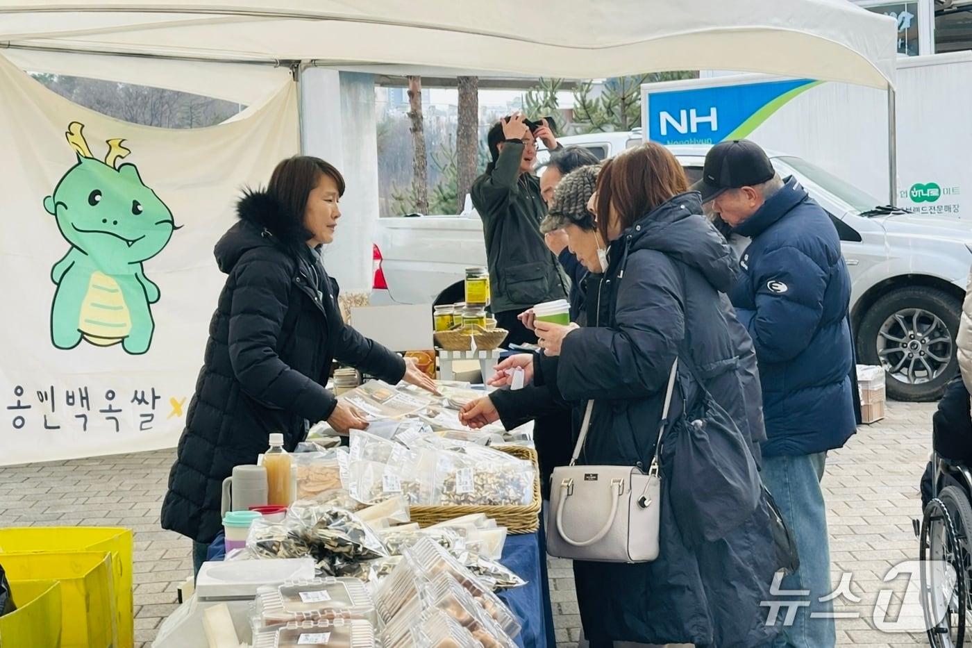 본문 이미지 - 지난 1일 용인FC의 개막전이 열린 용인미르스타디움에서 운영된 직거래장터 모습.(용인시 제공)