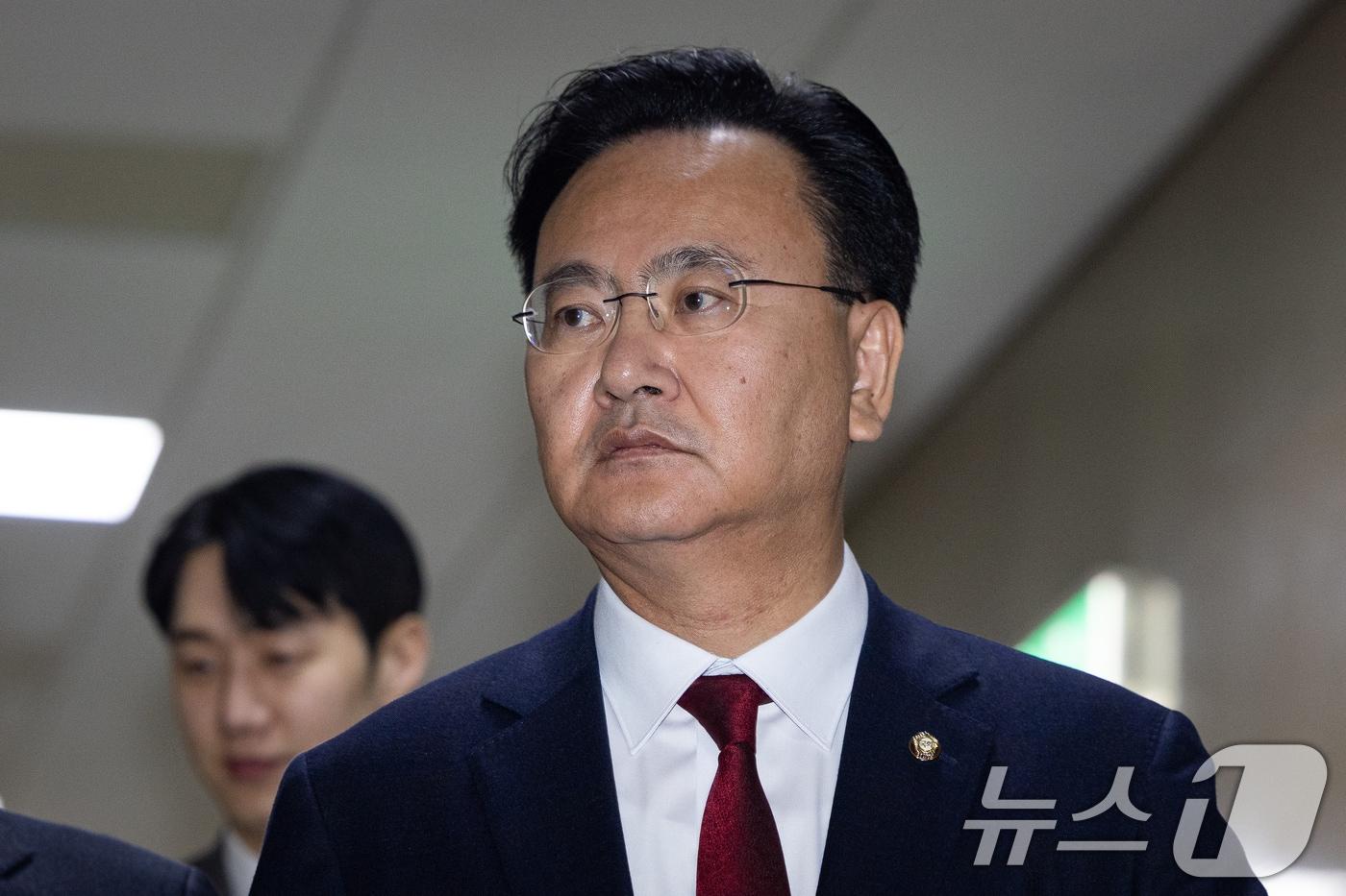 본문 이미지 - 유상범 국민의힘 원내운영수석부대표가 4일 서울 여의도 국회에서 여야 원내수석부대표 회동을 위해 운영위원장실로 향하고 있다. 2026.3.4 ⓒ 뉴스1 유승관 기자