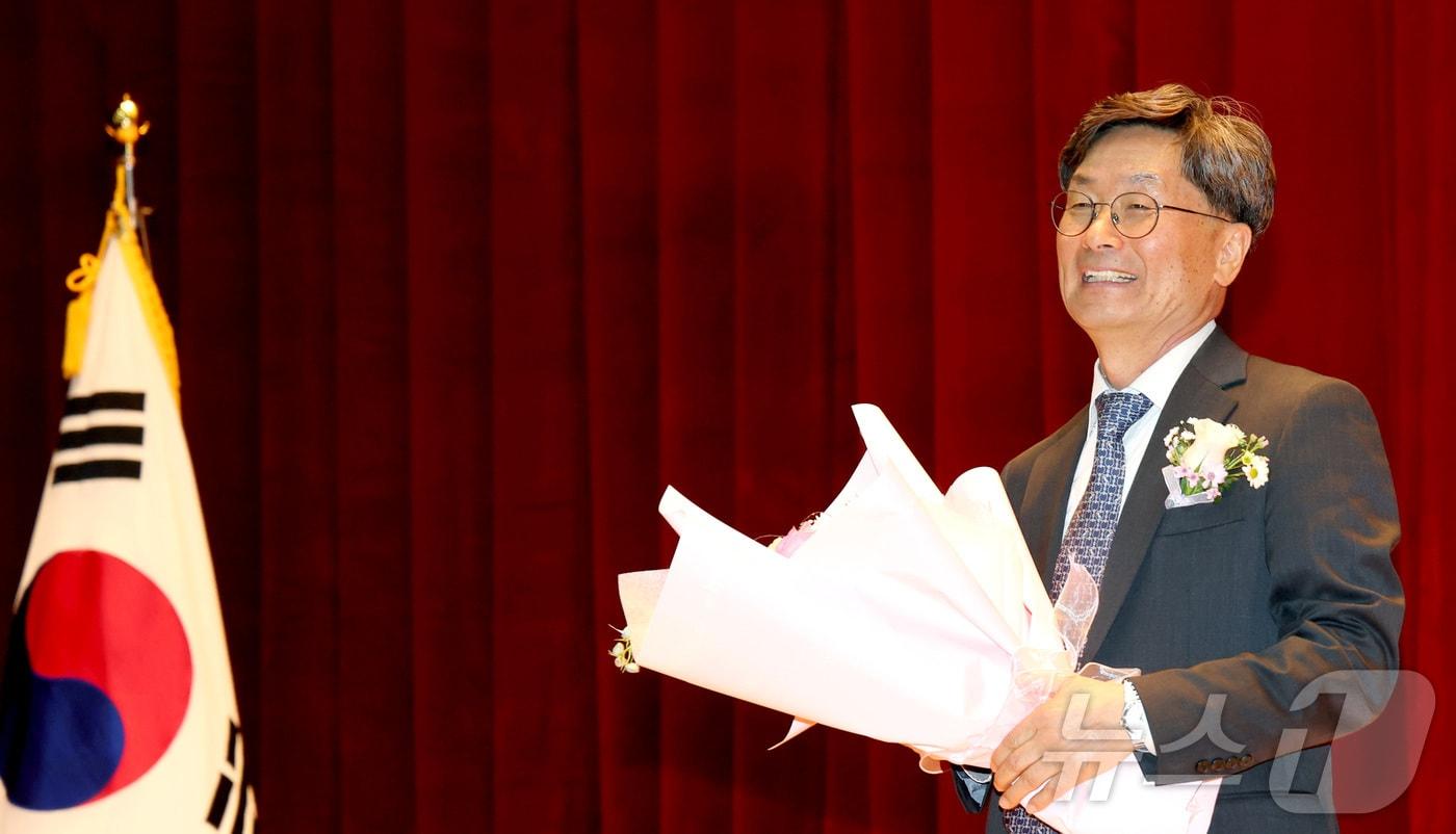 본문 이미지 - 정일연 신임 국민권익위원회 위원장이 4일 세종시 정부세종청사 12동 대강당에서 열린 취임식에서 환영 꽃다발을 받고 있다. 2026.3.4 ⓒ 뉴스1 김기남 기자