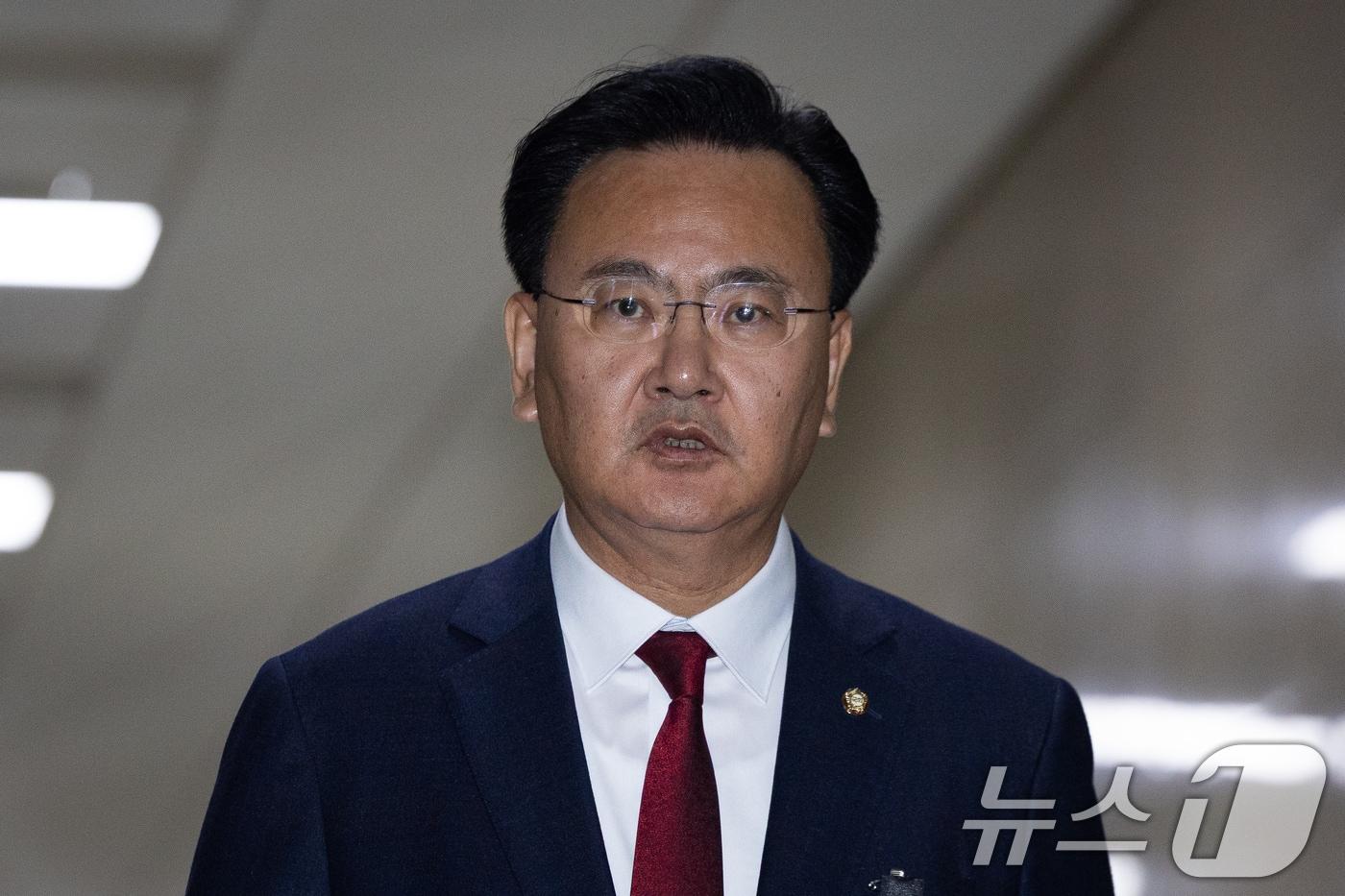 본문 이미지 - 유상범 국민의힘 원내운영수석부대표가 4일 서울 여의도 국회에서 여야 원내수석부대표 회동을 위해 운영위원장실로 향하고 있다. 2026.3.4 ⓒ 뉴스1 유승관 기자