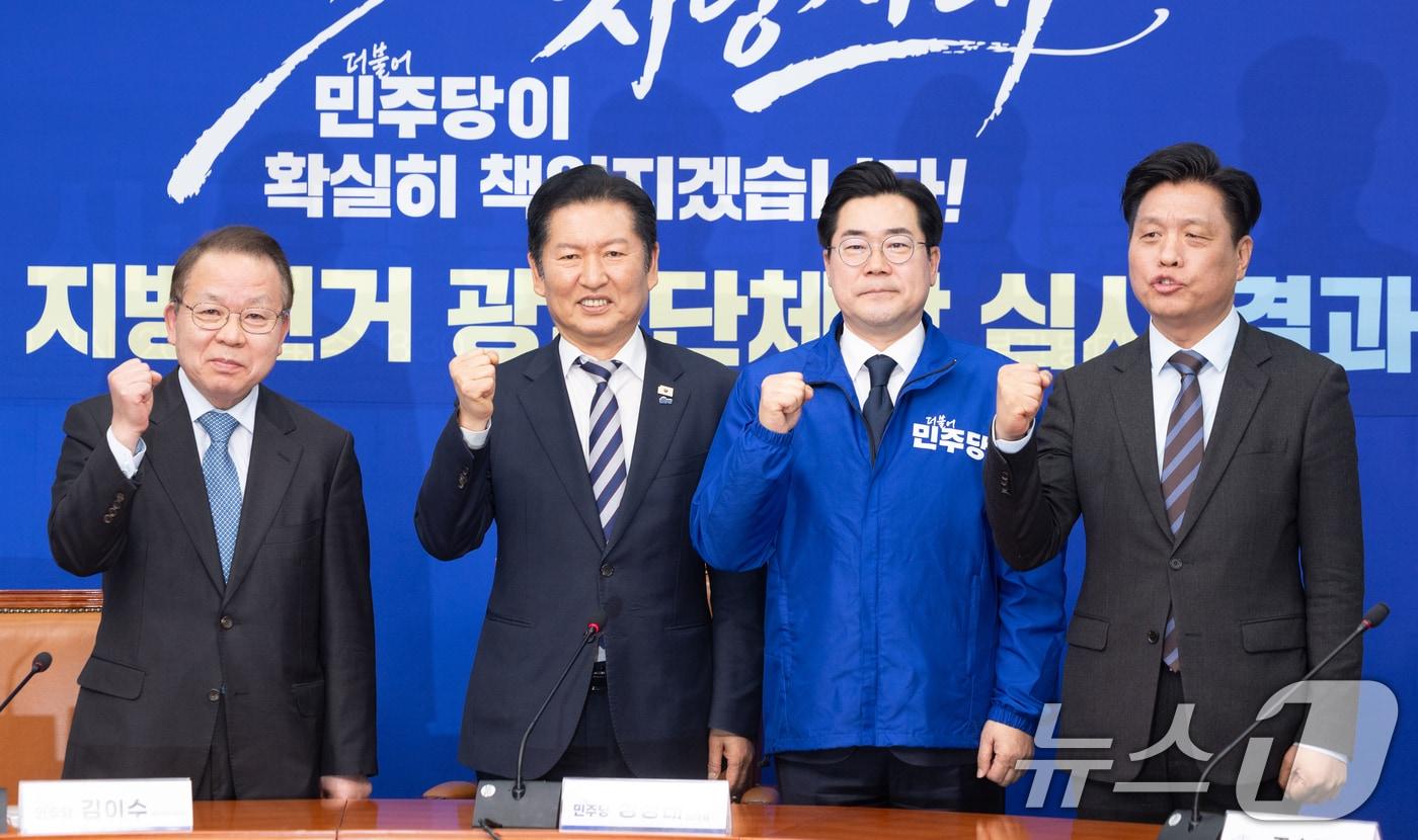 본문 이미지 - 정청래 더불어민주당 대표가 4일 서울 여의도 국회에서 열린 제9회 지방선거 광역단체장 심사 결과 발표에서 인천시장 후보 공천이 확정된 박찬대 의원과 기념촬영을 하고 있다. 더불어민주당 공천관리위원회는 이날 6·3 지방선거 인천시장 후보로 원내대표를 지낸 3선의 박찬대 의원을 단수 공천하기로 했다. ⓒ 뉴스1 이승배 기자