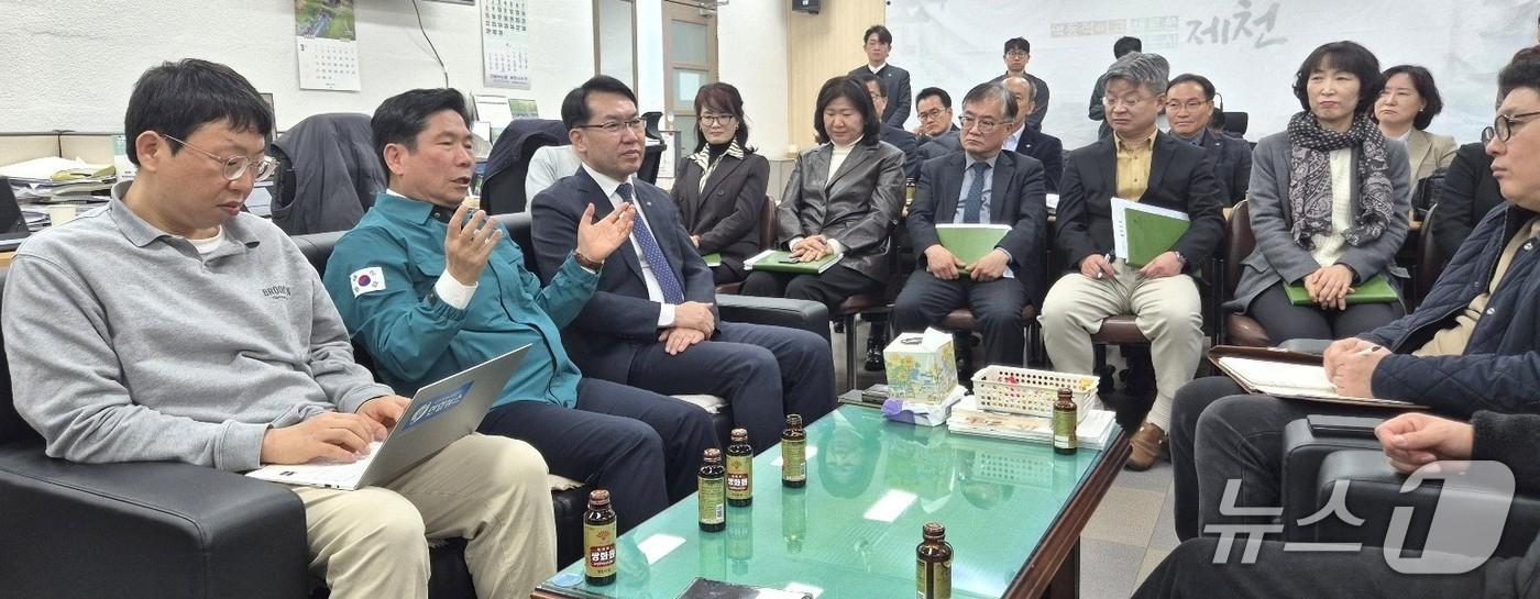 본문 이미지 - 김창규 제천시장(왼쪽 두번째)이 4일 시청 기자실을 방문해  제천문화재단 상임이사 선임 논란과 관련해 설명하고 있다. /2026.3.4/뉴스1 손도언 기자 