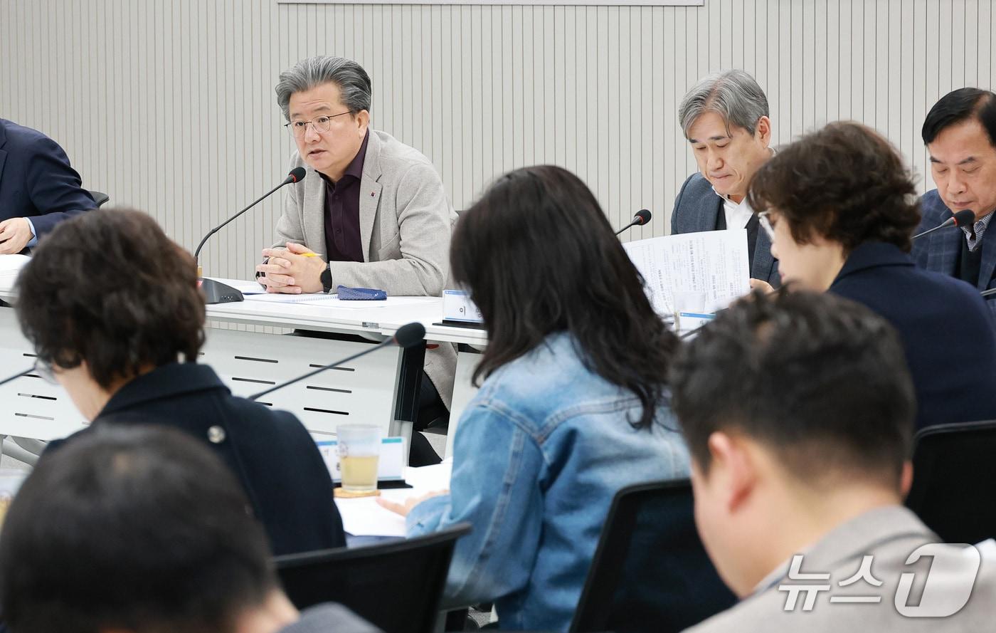 본문 이미지 - 정용래 유성구청장이 4일 확대간부회의를 주재하고 있다.(유성구청 제공. 재판매 및 DB금지) 2026.3.4/뉴스1