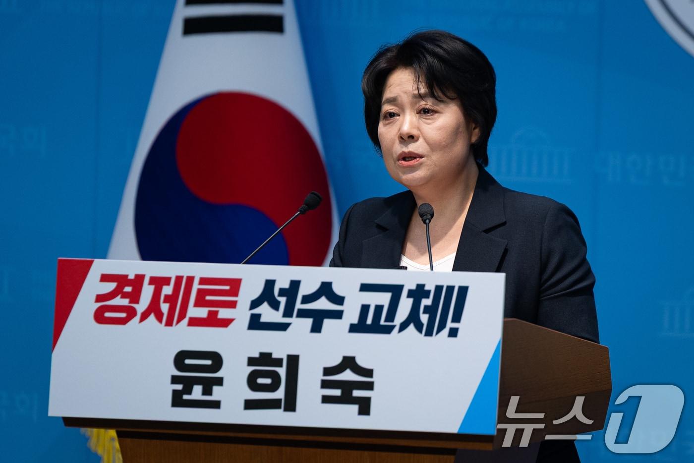 본문 이미지 - 윤희숙 전 국민의힘 의원이 4일 서울 여의도 국회 소통관에서 서울시장 출마 선언 기자회견을 하고 있다. 2026.3.4 ⓒ 뉴스1 유승관 기자