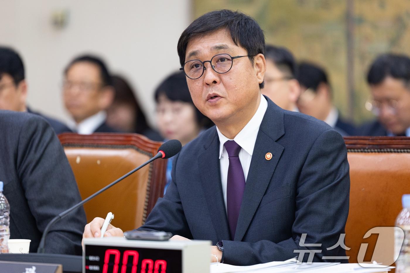 본문 이미지 - 최휘영 문화체육관광부 장관이 4일 서울 여의도 국회에서 제432회 국회(임시회) 폐회중 열린 문화체육관광위원회 제3차 전체회의에 출석해 의원 질의에 답하고 있다. 2026.3.4 ⓒ 뉴스1 유승관 기자