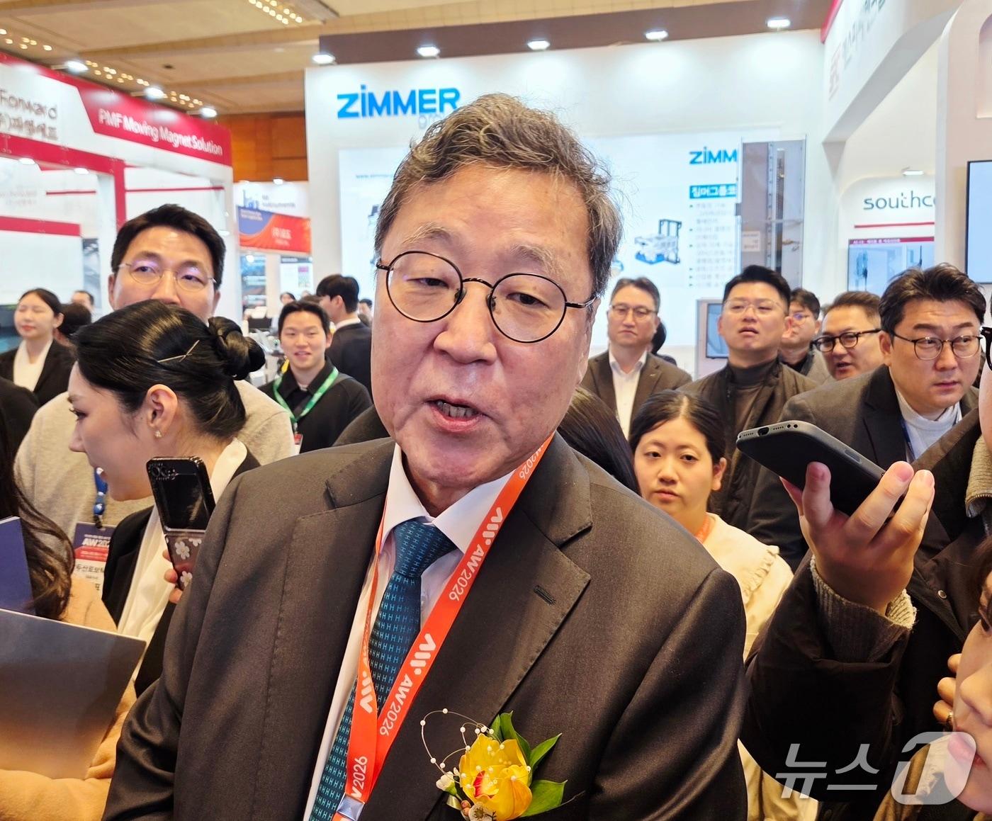 본문 이미지 - 4일 서울 코엑스에서 열린 '2026 스마트공장·자동화산업전'(AW 2026)에서  이규복 현대글로비스 대표이사 사장이 기자들과 만나 대화를 하고 있다. 2026.3.4 ⓒ 뉴스1 박기범 기자