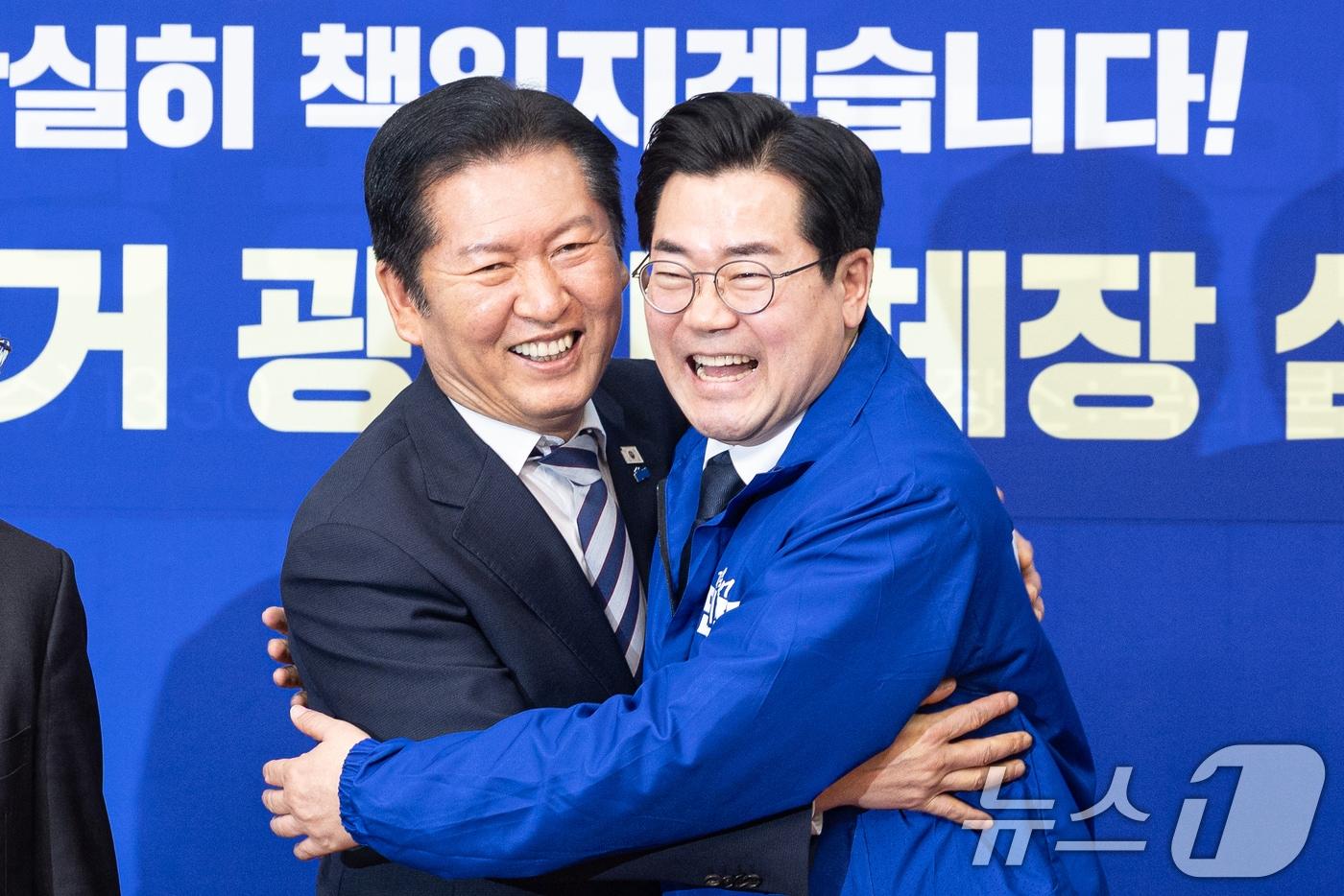 본문 이미지 - 정청래 더불어민주당 대표가 4일 서울 여의도 국회에서 열린 제9회 지방선거 광역단체장 심사 결과 발표에서 인천시장 후보 공천이 확정된 박찬대 의원과 포옹하고 있다. 더불어민주당 공천관리위원회는 이날 6·3 지방선거 인천시장 후보로 원내대표를 지낸 3선의 박찬대 의원을 단수 공천하기로 했다. 2026.3.4 ⓒ 뉴스1 이승배 기자