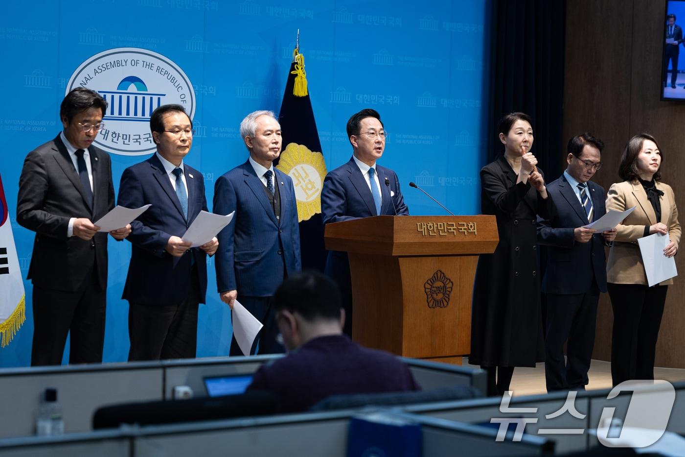 본문 이미지 - 박성준 더불어민주당 윤석열 정권 조작기소 진상규명 및 공소취소를 위한 국정조사 추진위원회 부위원장을 비롯한 위원들이 4일 서울 여의도 국회 소통관에서 국정조사 추진위원회 현안 기자회견을 하고 있다. 왼쪽부터 이용우, 이건태, 양부남, 박 부위원장, 박선원, 이주희 의원. 2026.3.4 ⓒ 뉴스1 유승관 기자