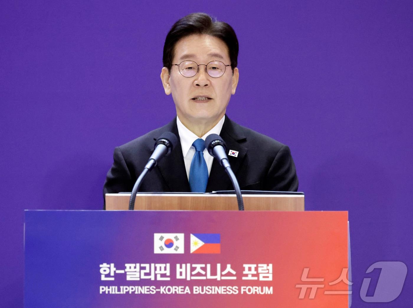 본문 이미지 - 필리핀을 국빈 방문한 이재명 대통령이 4일(현지시간) 필리핀 마닐라 한 호텔에서 열린 한·필 비즈니스 포럼에서 발언을 하고 있다. 2026.3.4 ⓒ 뉴스1 허경 기자