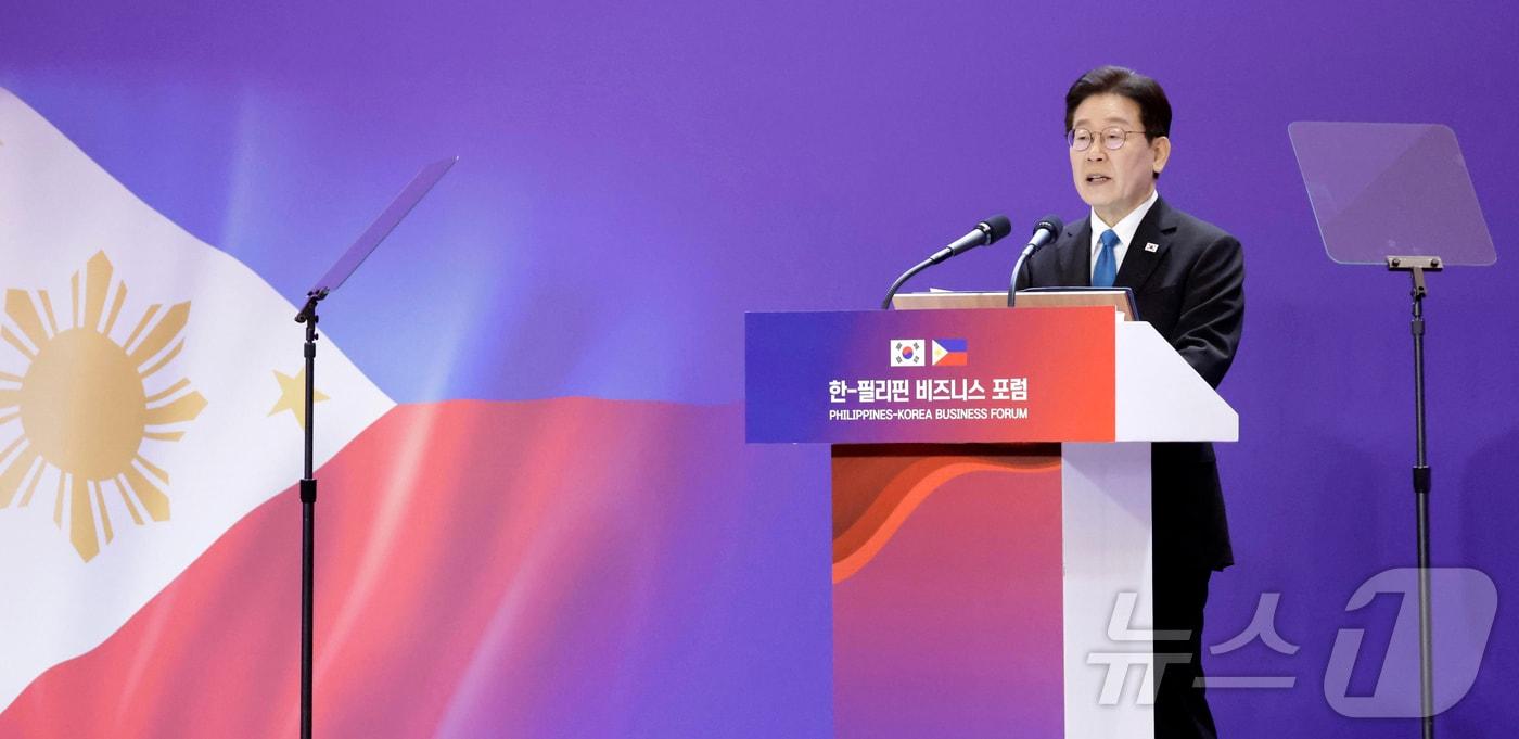 본문 이미지 - 필리핀을 국빈 방문한 이재명 대통령이 4일(현지시간) 필리핀 마닐라 한 호텔에서 열린 한·필 비즈니스 포럼에서 발언을 하고 있다. 2026.3.4 ⓒ 뉴스1 허경 기자