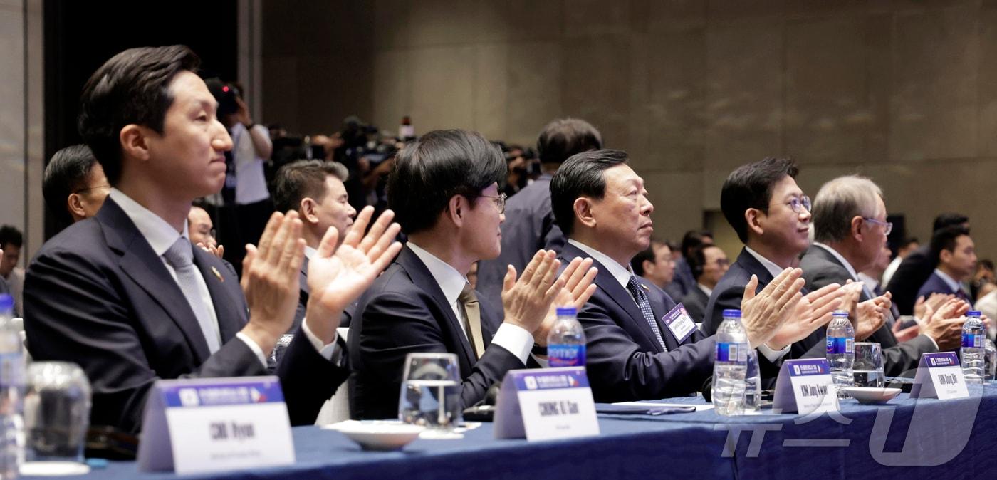 본문 이미지 - 배경훈 부총리 겸 과학기술정보통신부 장관과 김정관 산업통상부 장관을 비롯한 참석자들이 4일(현지시간) 필리핀 마닐라 한 호텔에서 열린 한·필 비즈니스 포럼에서 박수를 치고 있다. 왼쪽부터 정기선 HD현대 회장, 김 장관, 신동빈 롯데그룹 회장, 배 부총리, 류진 한국경제인협회 회장. 2026.3.4 ⓒ 뉴스1 허경 기자