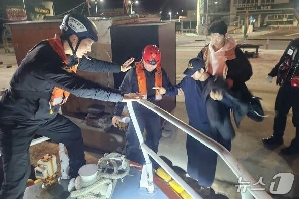 본문 이미지 - 응급 환자 이송 현장(서귀포해경 제공. 재판매 및 DB금지)/뉴스1