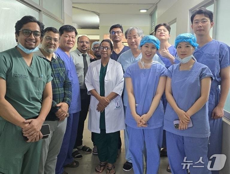 본문 이미지 - 전남대학교병원 구강악안면외과 봉사팀과 방글라데시 삿포로 치과대학 의료진이 구순구개열 수술을 마친 후 단체사진을 촬영하고 있다.(전남대병원 제공. 재판매 및 DB 금지) 2026.3.4