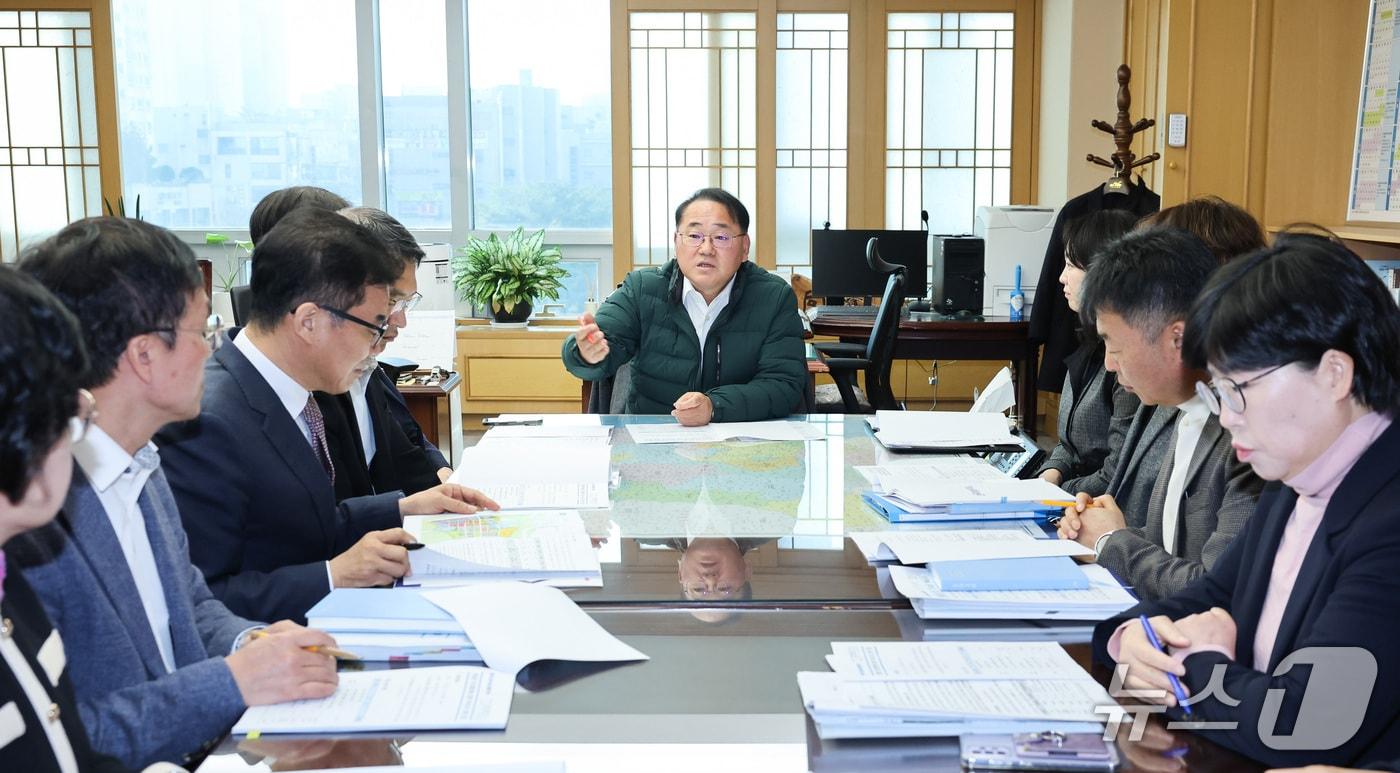 본문 이미지 - 4일 '현대차 투자 전담 공무원 지정·첵임제' 단장을 맡은 김종훈 전북도 경제부지사가 회의를 주제하고 있다.(전북도 제공. 재판매 및 DB금지)/뉴스1 