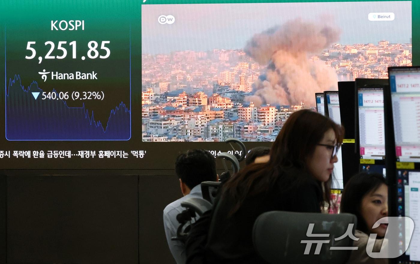 본문 이미지 - 이란전쟁 여파로 코스피·코스닥에 서킷브레이커가 발동하는 등 증시가 급락한 지난 4일 서울 중구 하나은행 본점 딜링룸 전광판에 중동분쟁 관련 뉴스가 나오고 있다. 2026.3.4 ⓒ 뉴스1 최지환 기자