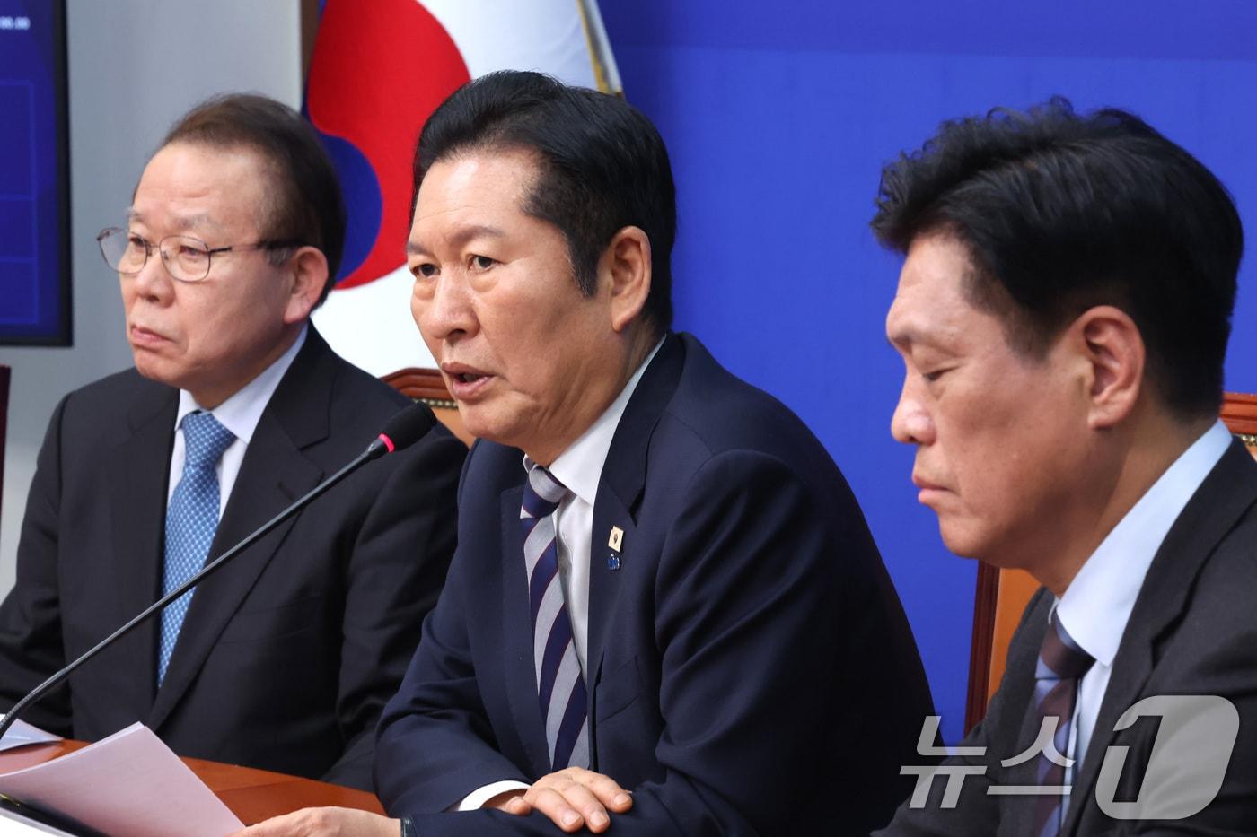 본문 이미지 - 정청래 더불어민주당 대표가 4일 서울 여의도 국회에서 열린 중앙당 및 시도당 공천관리위원장 연석회의에서 발언하고 있다. 왼쪽은 김이수 공천관리위원장. 2026.3.4 ⓒ 뉴스1 신웅수 기자