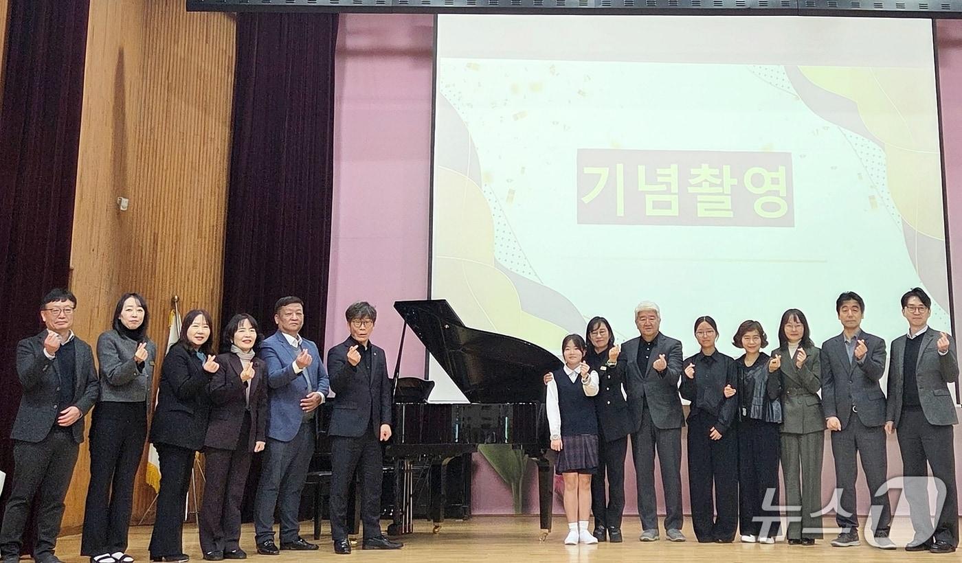 본문 이미지 - ㈜면사랑이 4일 충북 진천여자중학교에 2500만 원 상당의 그랜드피아노를 기증했다.(진천교육지원청 제공. 재판매 및 DB금지)