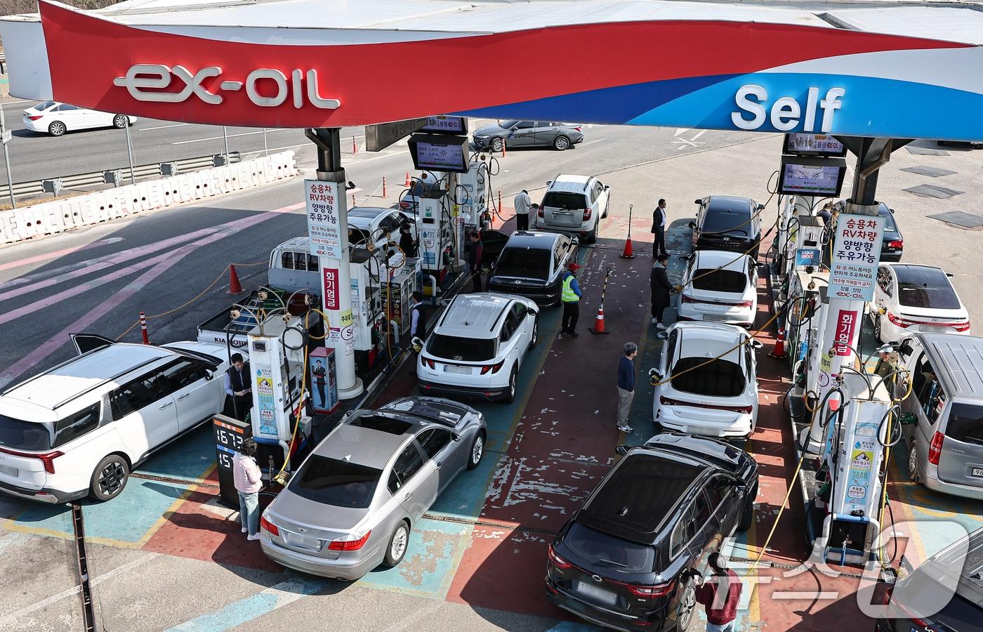 본문 이미지 - 미국과 이란 전쟁 여파로 국제 유가가 상승하고 있는 4일 서울 서초구 경부고속도록 만남의광장 주유소에서 시민들이 주유를 하고 있다. 2026.3.4 ⓒ 뉴스1 김도우 기자