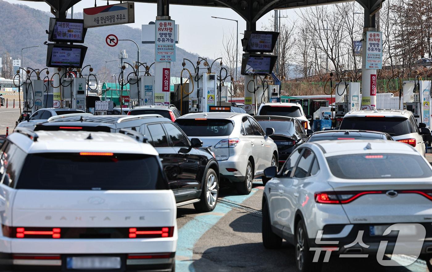 본문 이미지 - 미국과 이란 전쟁 여파로 국제 유가가 상승하고 있는 4일 서울 서초구 경부고속도록 만남의광장 주유소에서 시민들이 주유를 하고 있다. 2026.3.4 ⓒ 뉴스1 김도우 기자