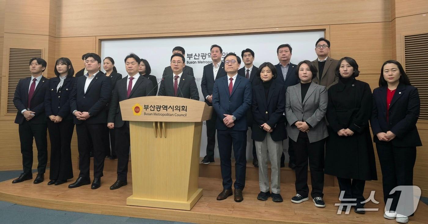 본문 이미지 - 국민의힘 전국청년지방의원협의회 부산시지회 회원 의원들이 4일 부산시의회 브리핑룸에서 전재수 전 해양수산부 장관의 통일교 관련 불법 금품수수 의혹에 대한 명확한 해명을 촉구하는 기자회견을 진행하고 있다.2026.03.04/뉴스1 ⓒ News1 이주현 기자