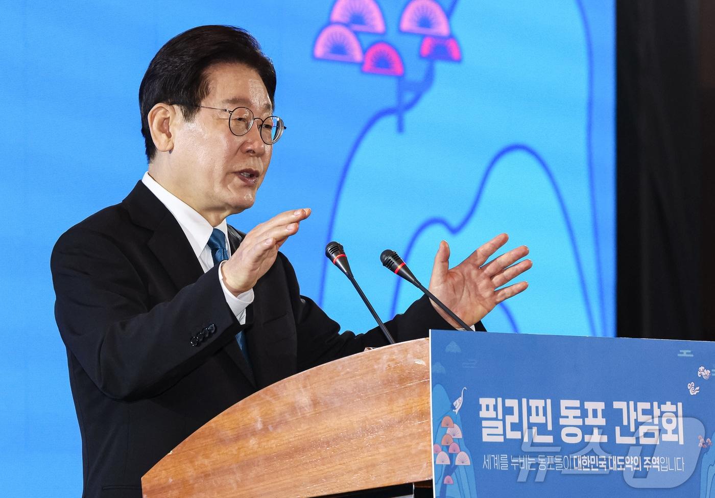 본문 이미지 - 필리핀을 국빈 방문한 이재명이 4일(현지시간) 필리핀 마닐라 한 호텔에서 열린 동포 오찬 간담회에서 발언을 하고 있다. 2026.3.4 ⓒ 뉴스1 허경 기자