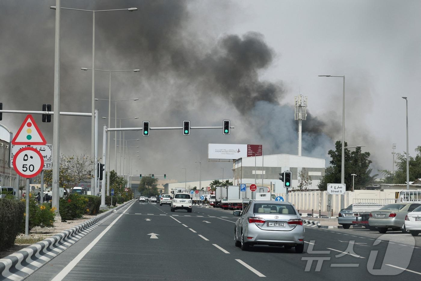 본문 이미지 - 지난 1일(현지시간) 카타르 도하에서 이란의 미사일 공격으로 인해 연기가 피어오르고 있다. 2026.03.01 ⓒ 로이터=뉴스1