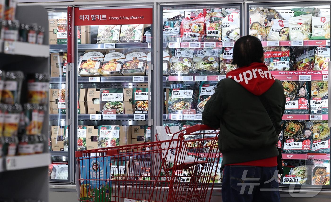 본문 이미지 - 4일 서울 시내 한 대형마트에서 시민들이 장을 보고 있다. 2026.3.4 ⓒ 뉴스1 김성진 기자