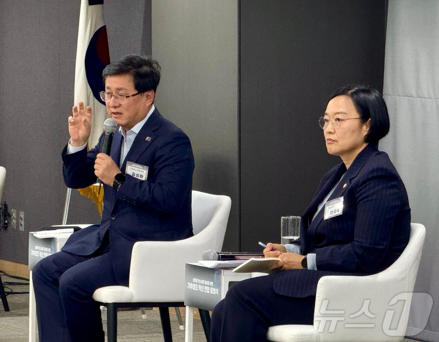 본문 이미지 - 김성환 기후에너지환경부 장관(왼쪽)과 한성숙 중소벤처기업부 장관이 4일 서울 마포구 프론트원 디캠프 마포에서 열린 기후테크 혁신 연합 출범식에서 대화하고 있다. 2026.3.4 ⓒ 뉴스1 황덕현 기후환경전문기자