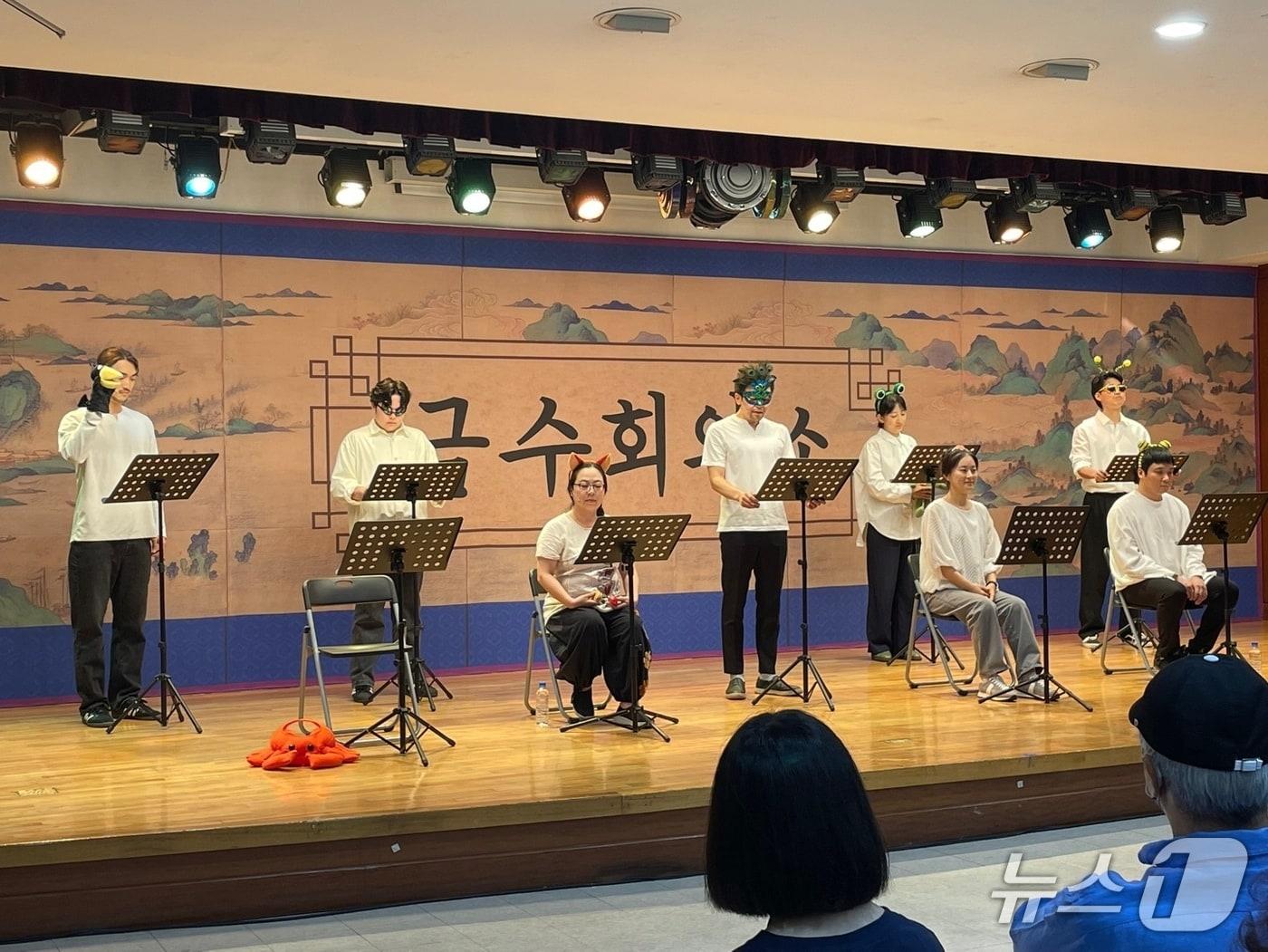 본문 이미지 - 경기도극단의 낭독극 '금수회의록'.(경기아트센터 제공. 재판매 및 DB금지)/뉴스1