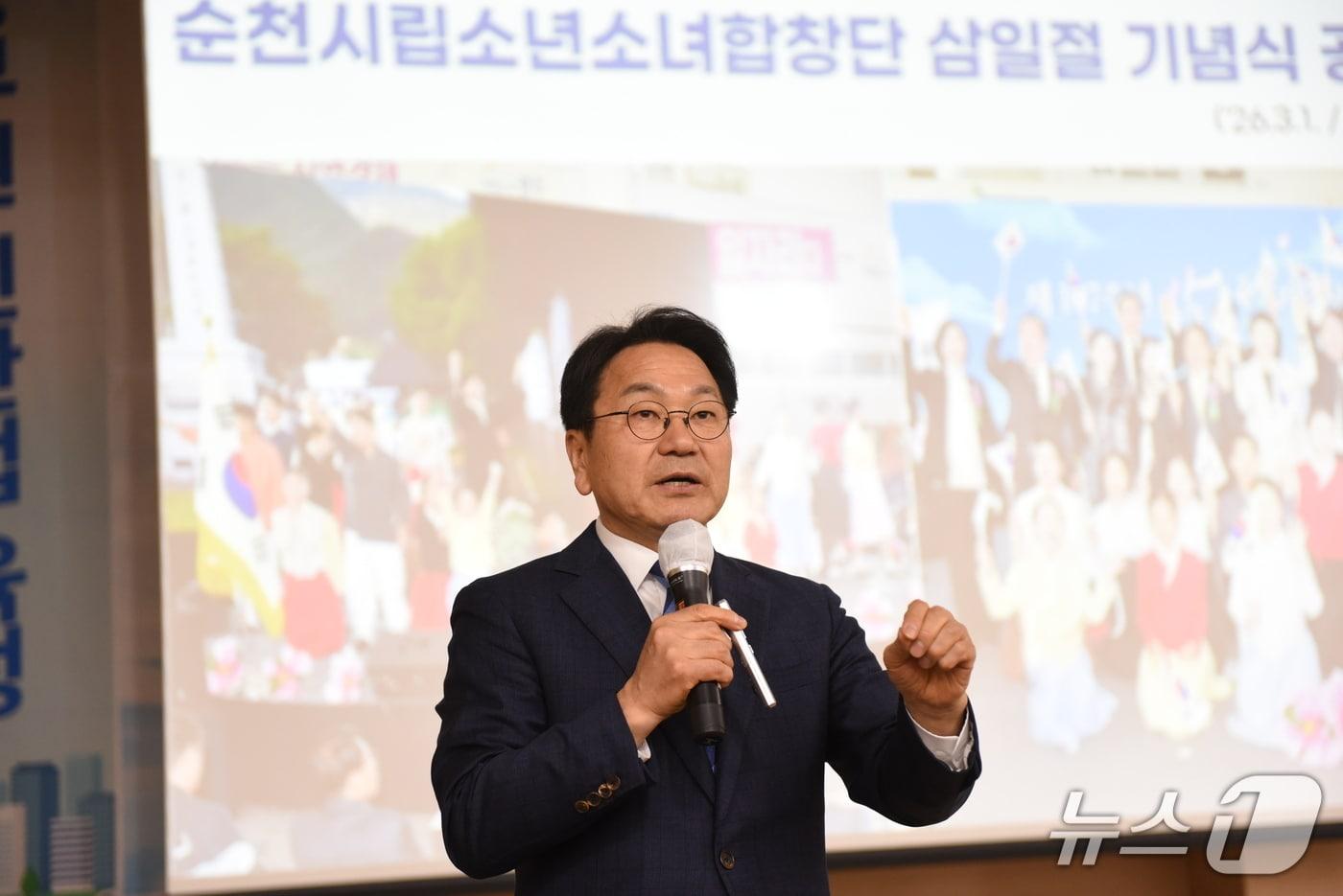 본문 이미지 - 강기정 광주시장이 4일 순천대학교 파루홀에서 '통합 상생토크'를 열고 통합에 대한 설명을 진행하고 있다.
