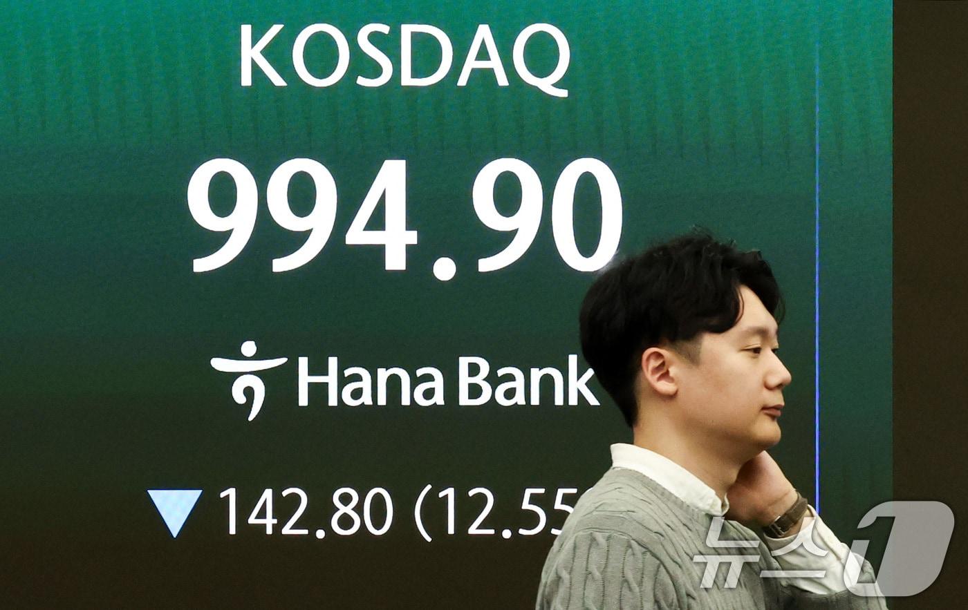 본문 이미지 - 이란전쟁 여파로 코스피·코스닥에 서킷브레이커가 발동하는 등 증시가 급락한 4일 서울 중구 하나은행 본점 딜링룸 전광판에 코스닥 지수가 표시되어 있다. 2026.3.4 ⓒ 뉴스1 최지환 기자