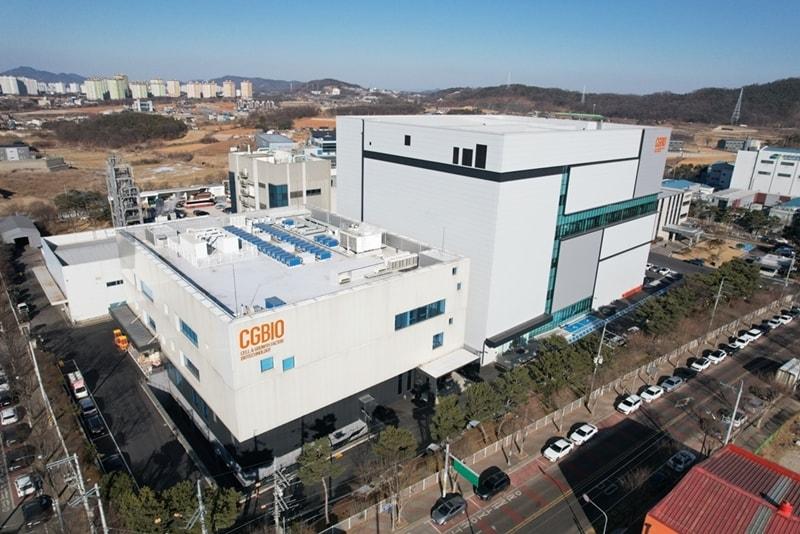 본문 이미지 - 시지바이오가 구축한 'S-캠퍼스'(왼쪽)와 '노보팩토리' 전경.(시지바이오 제공)/뉴스1