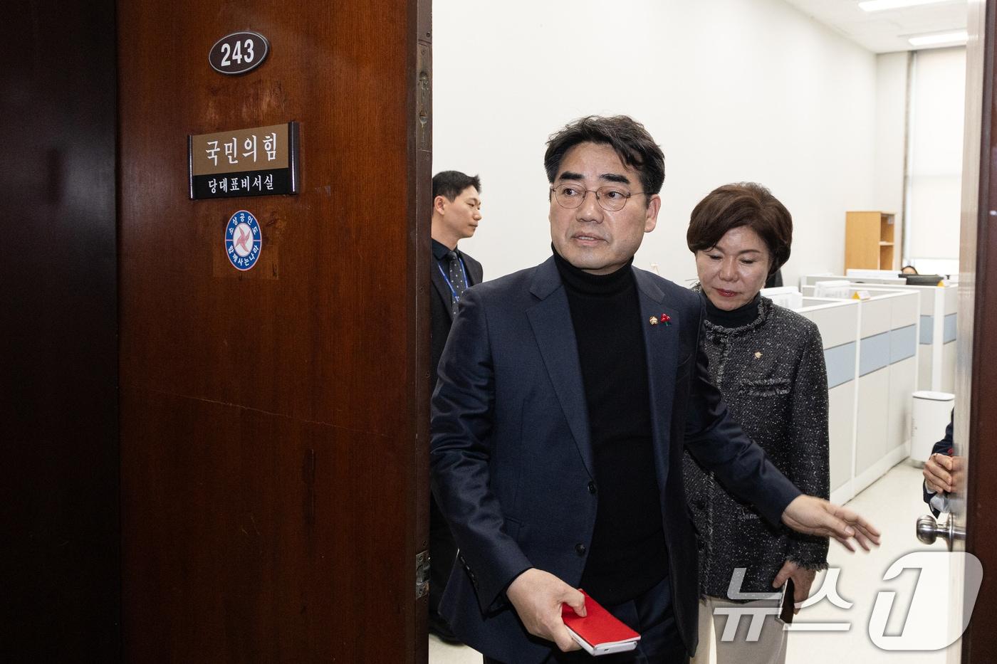 본문 이미지 - 이성권 의원을 비롯한 국민의힘 당내 개혁·소장파 의원 모임인 '대안과미래' 의원들이 지난 4일 서울 여의도 국회에서 장동혁 대표와 면담을 마치고 대표실을 나서고 있다. 2026.3.4 ⓒ 뉴스1 이승배 기자