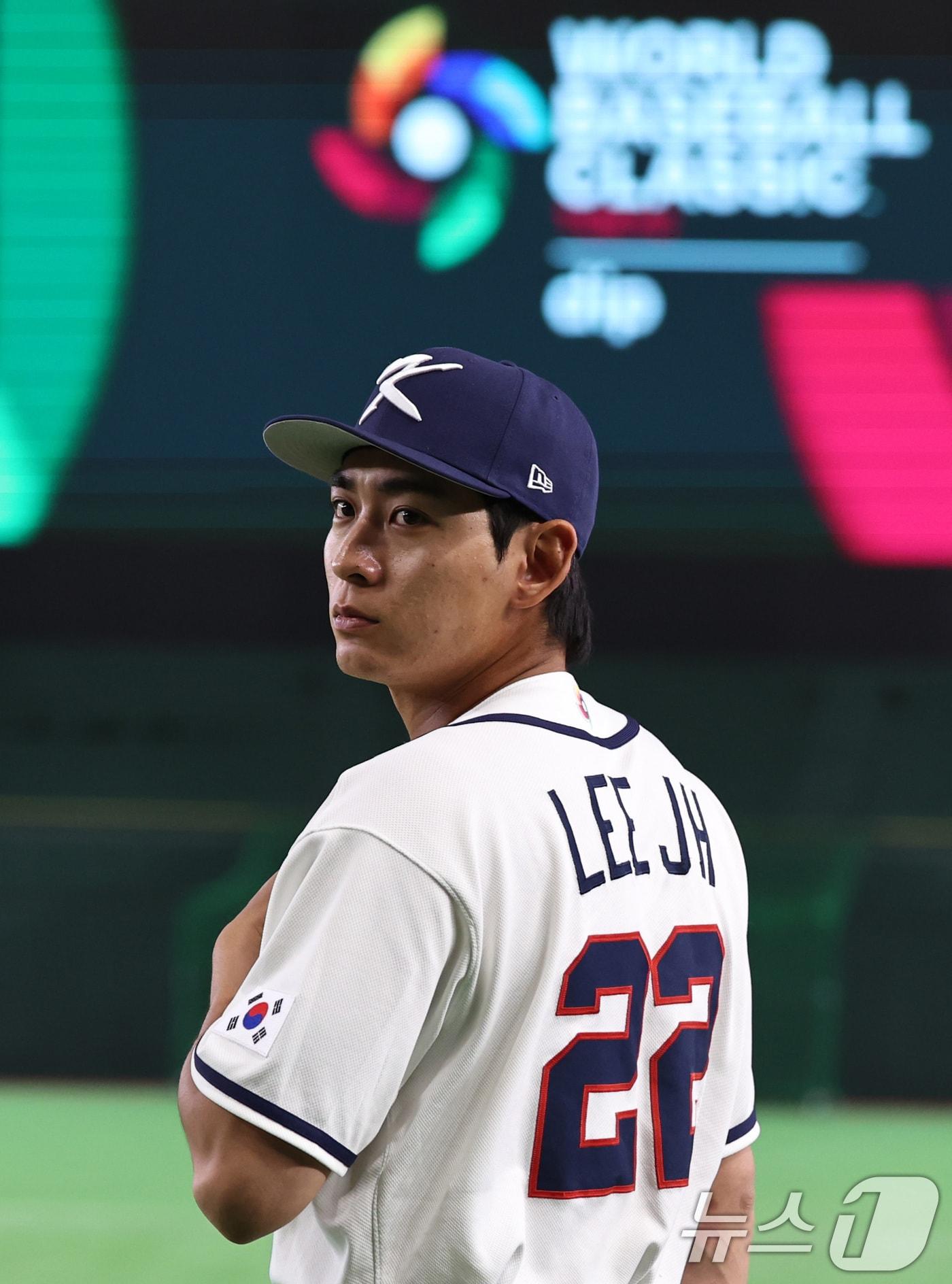 본문 이미지 - 2026 월드베이스볼클래식(WBC) 대한민국 국가대표팀 이정후가 4일 일본 도쿄돔에서 훈련을 마치고 관중석을 바라보고 있다. 2026.3.4 ⓒ 뉴스1 구윤성 기자