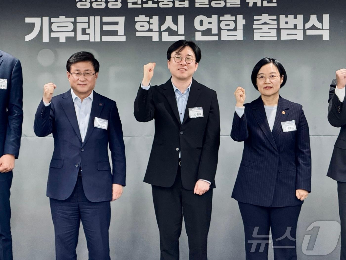 본문 이미지 - 4일 서울 마포구 프론트원에서 열린 기후테크 혁신 연합 출범식에서 김성환 기후에너지환경부 장관(왼쪽부터)과 김종규 식스티헤르츠(60Hertz) 대표, 한성숙 중소벤처기업부 장관이 기념촬영을 하고 있다. 2026.3.4 ⓒ 뉴스1 황덕현 기후환경전문기자