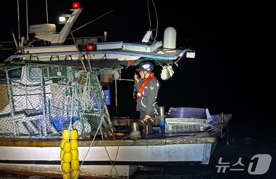 본문 이미지 - 사고 어선을 점검하고 있는 해경.(통영해경 제공. 재판매 및 DB금지)